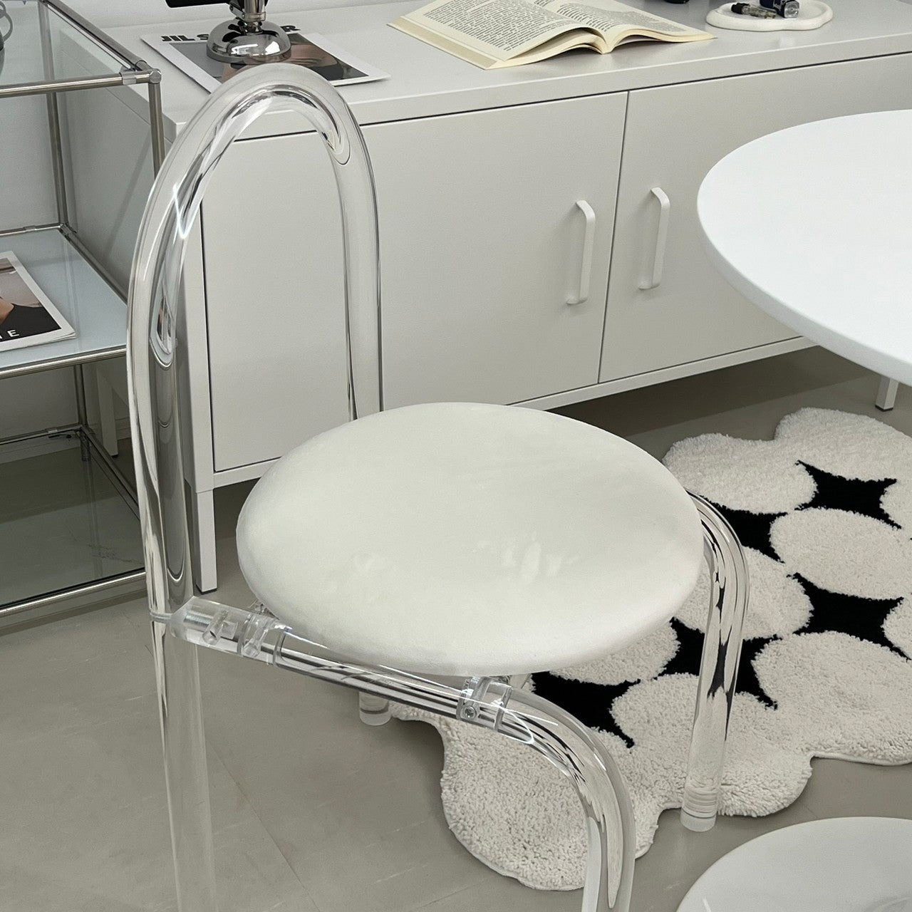 C34 Clear leg chair