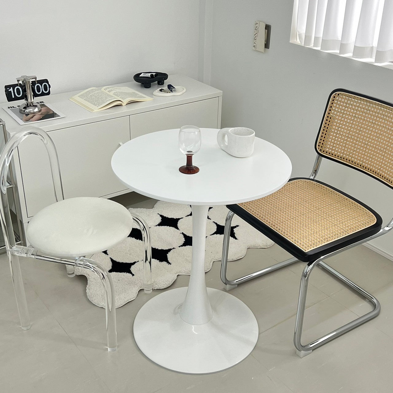 C34 Clear leg chair