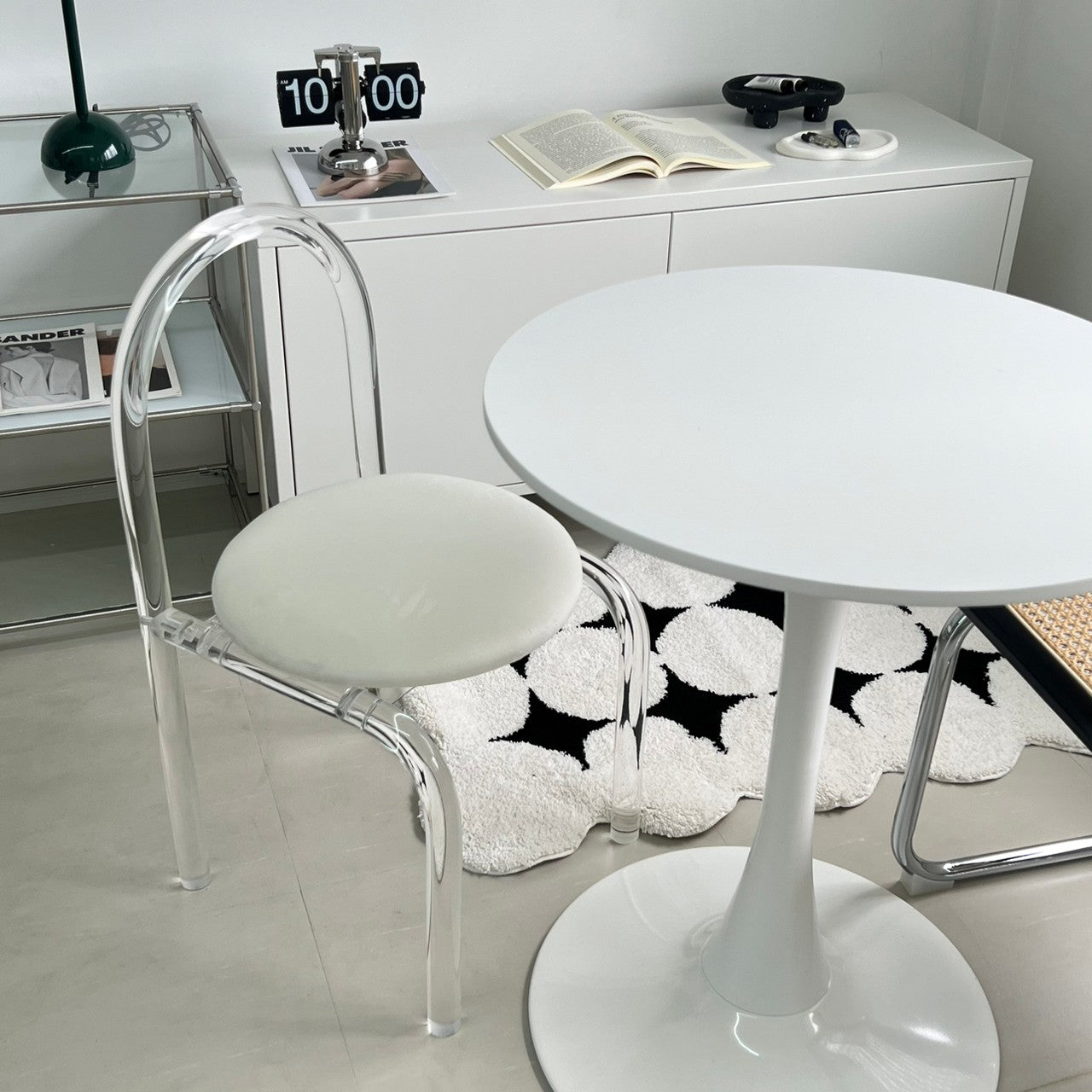 C34 Clear leg chair
