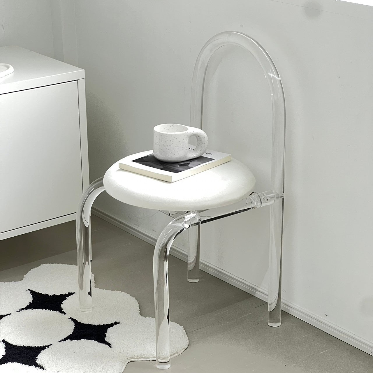 C34 Clear leg chair