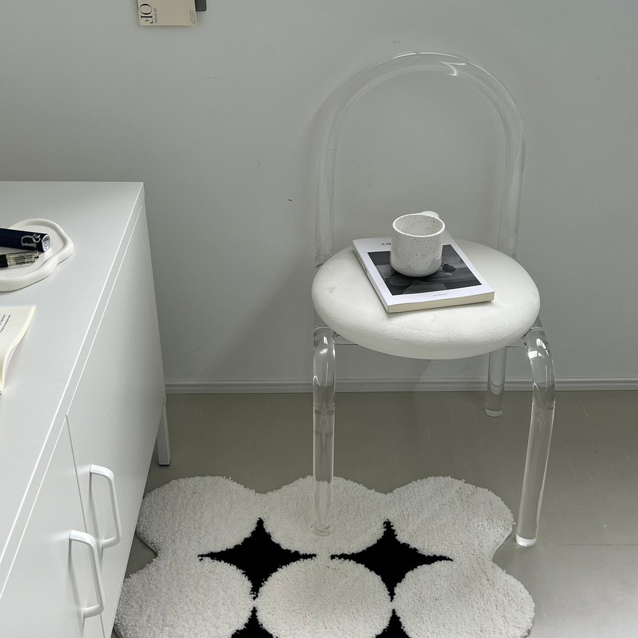 C34 Clear leg chair