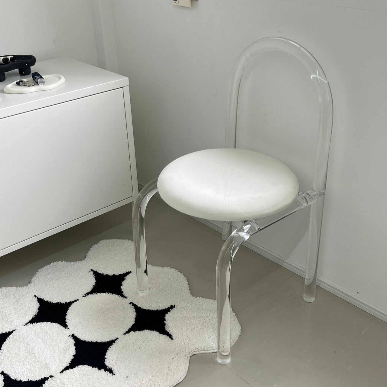 C34 Clear leg chair