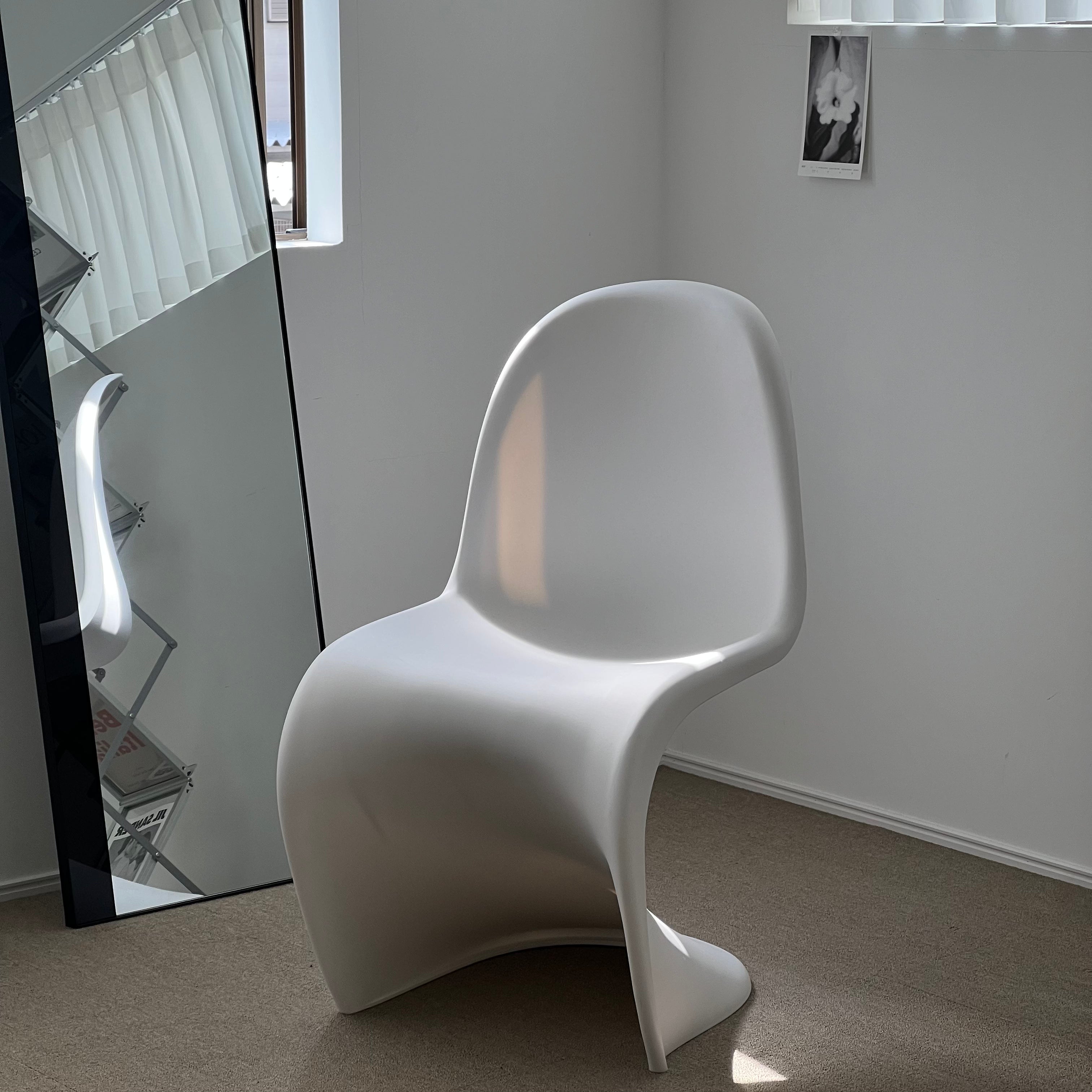 おしゃれな白い椅子