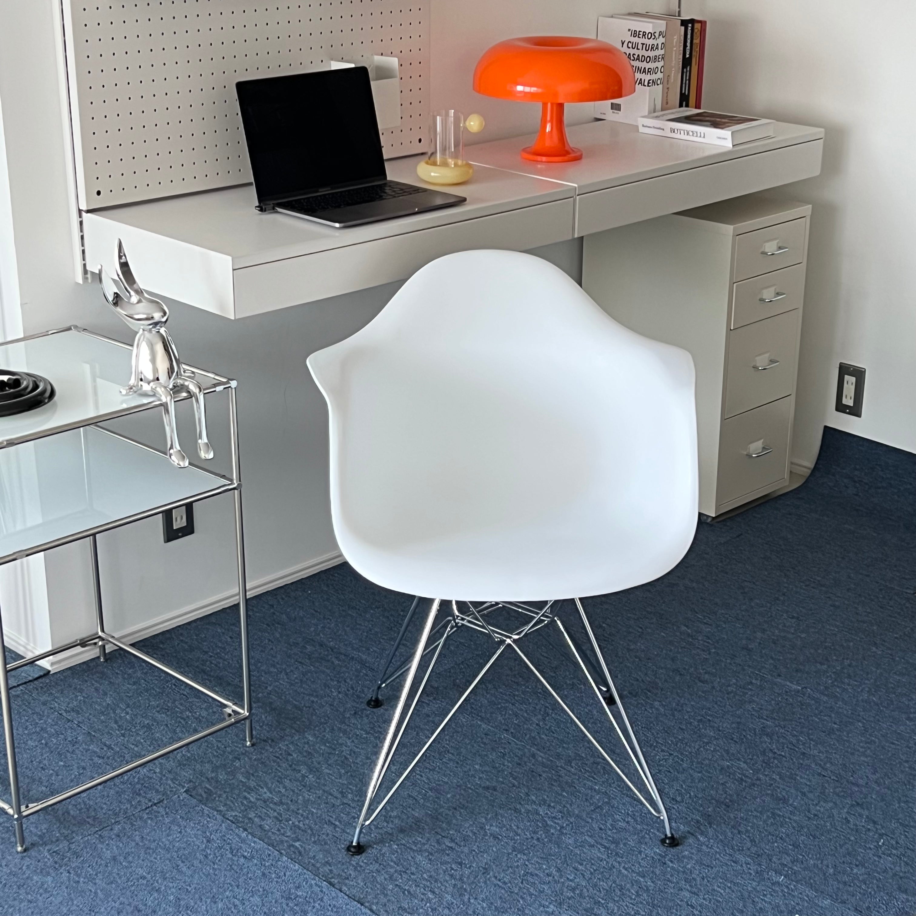 C49 eiffel leg hole chair