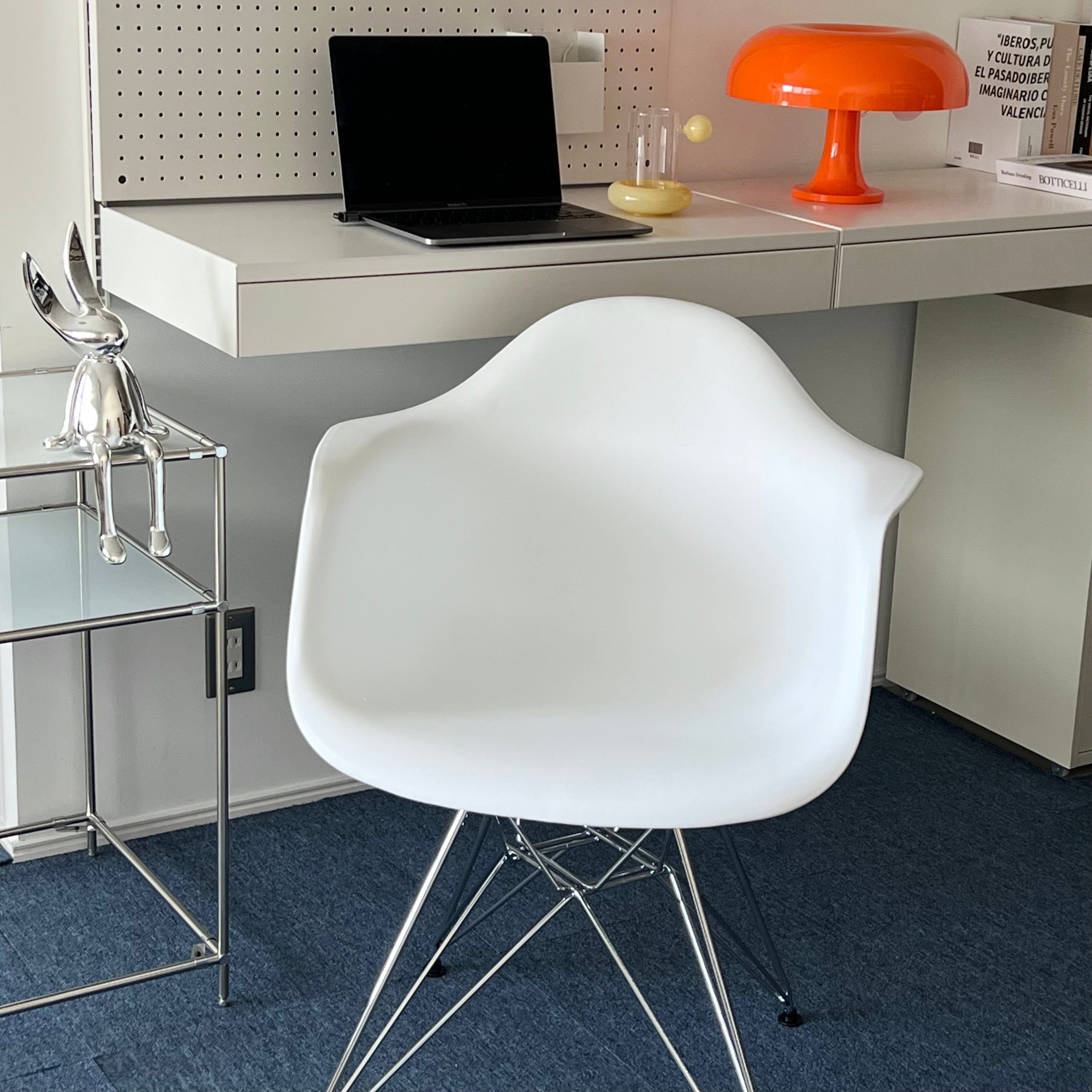 C49 eiffel leg hole chair