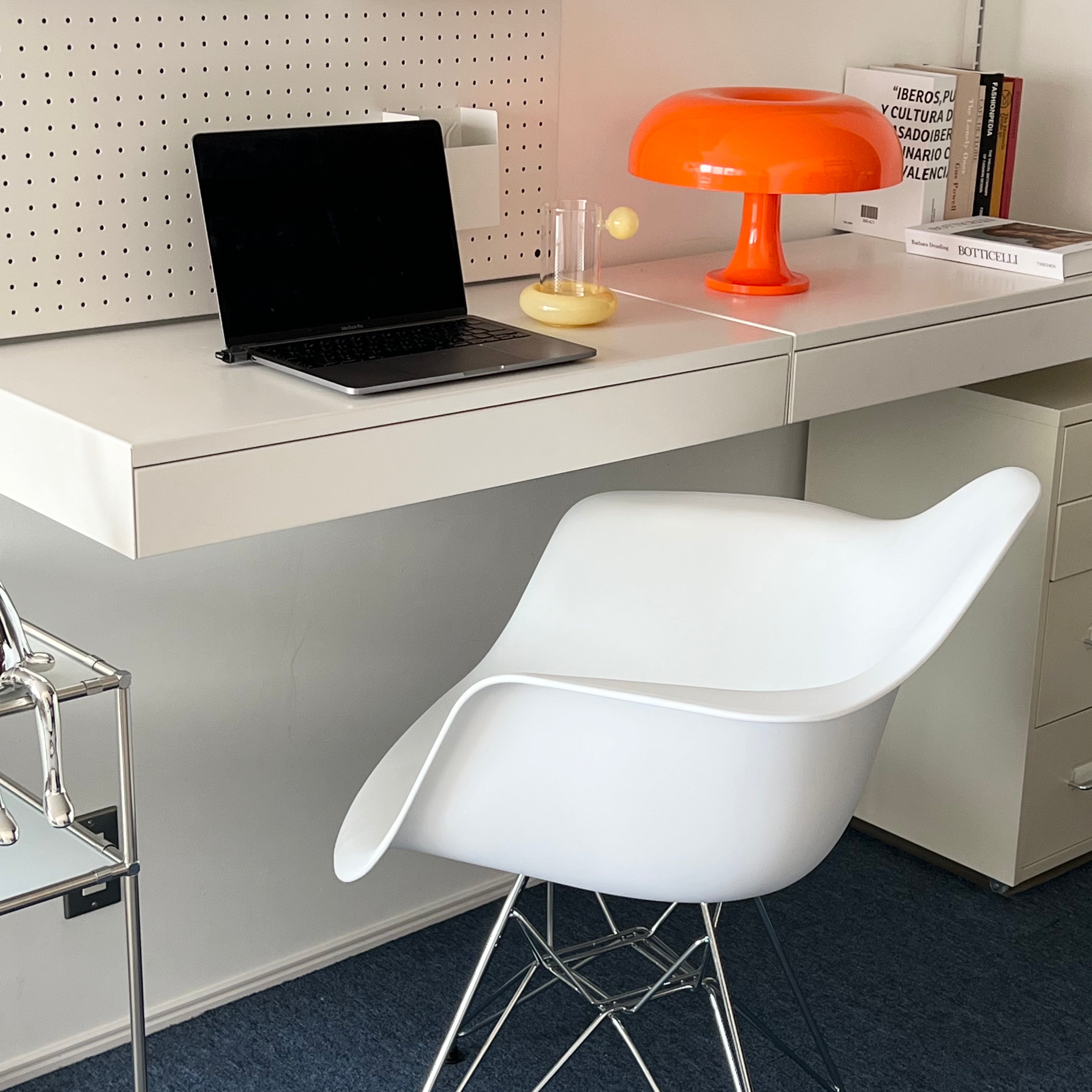 C49 eiffel leg hole chair