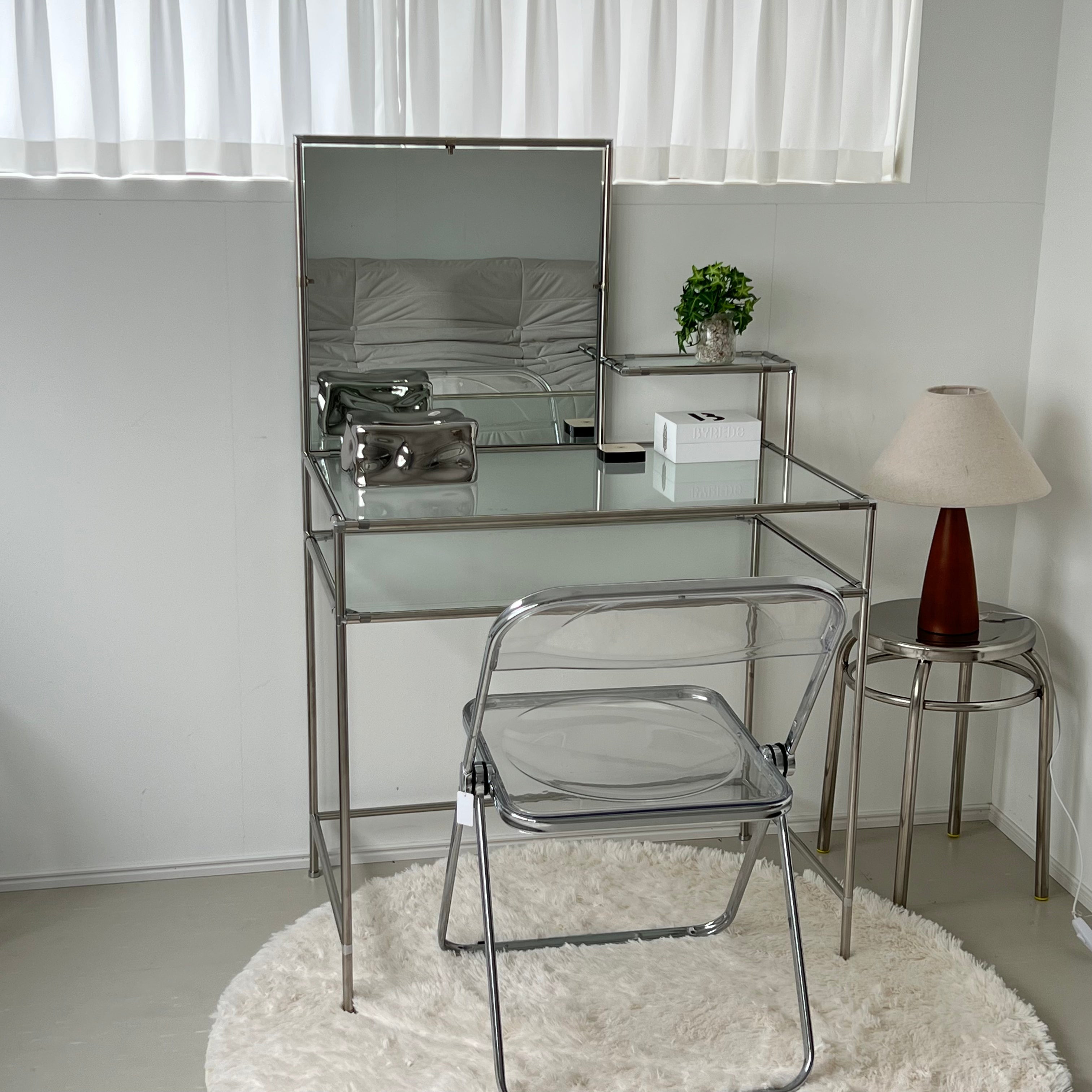 Tool mirror desk