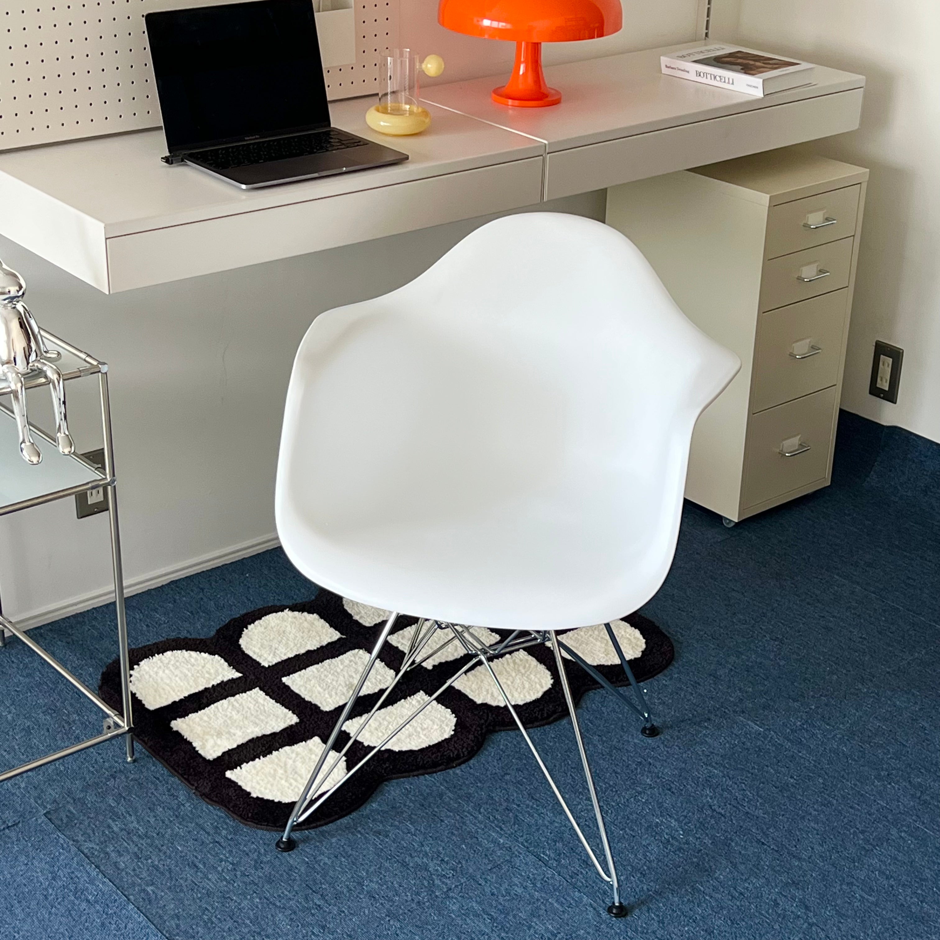 C49 eiffel leg hole chair