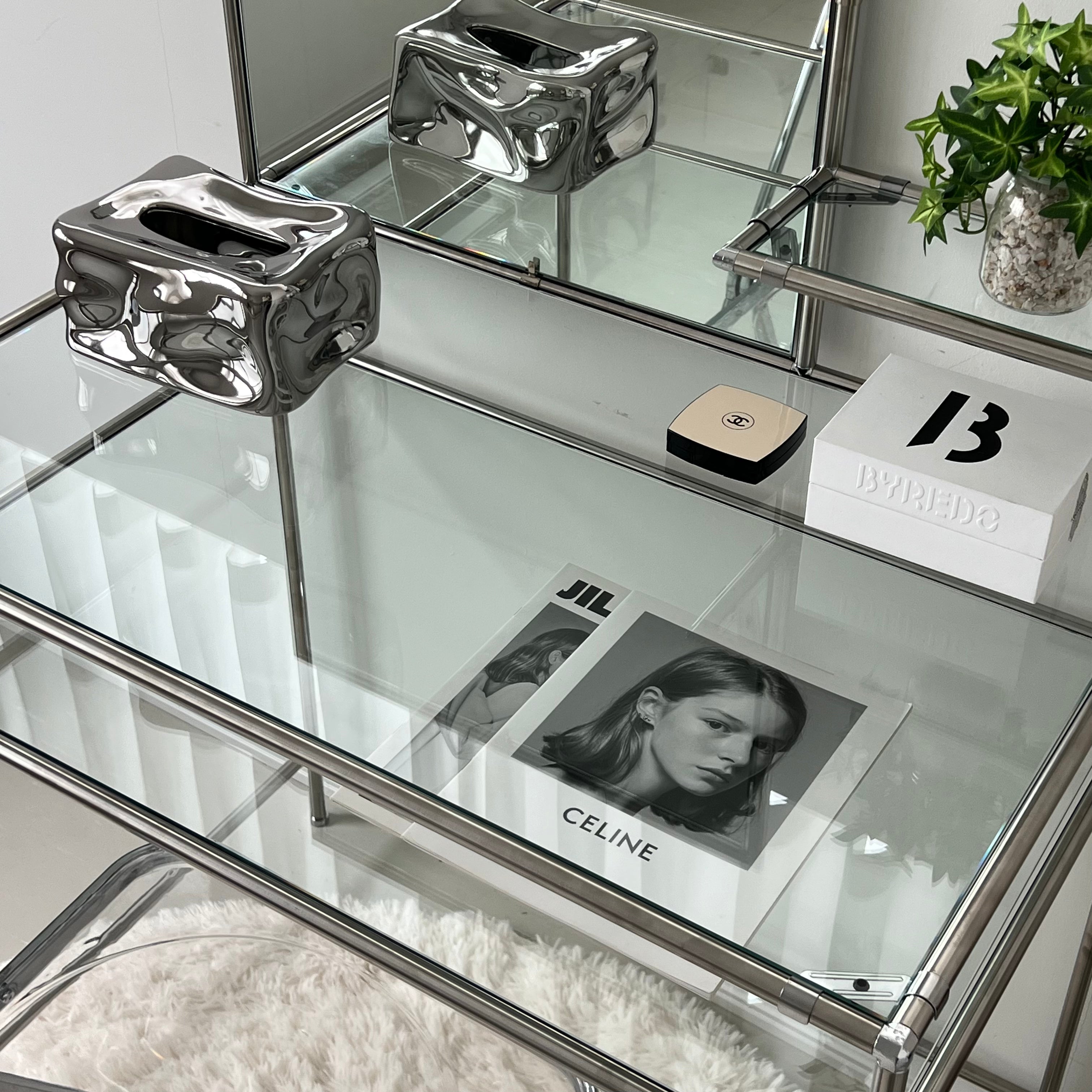 Tool mirror desk