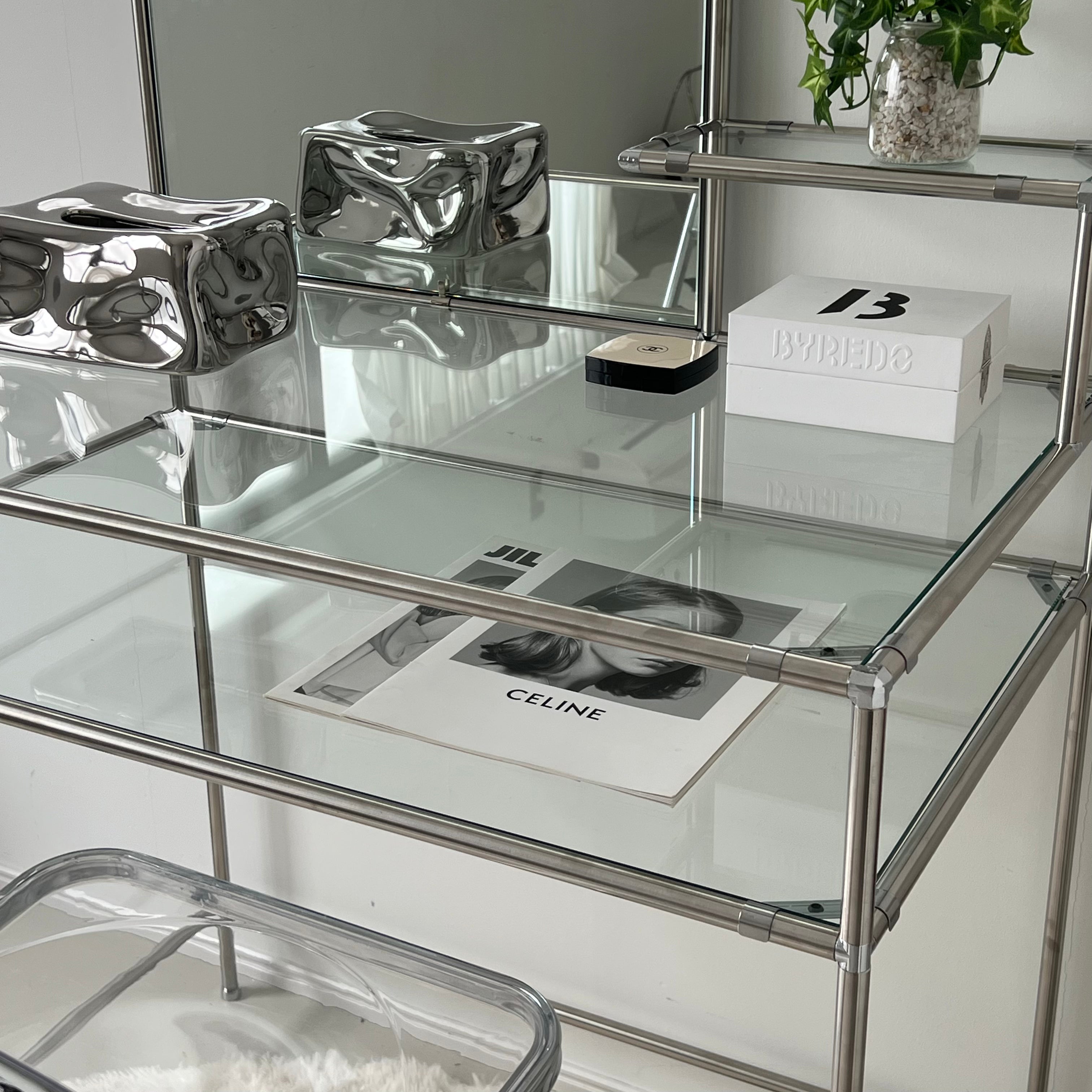 Tool mirror desk