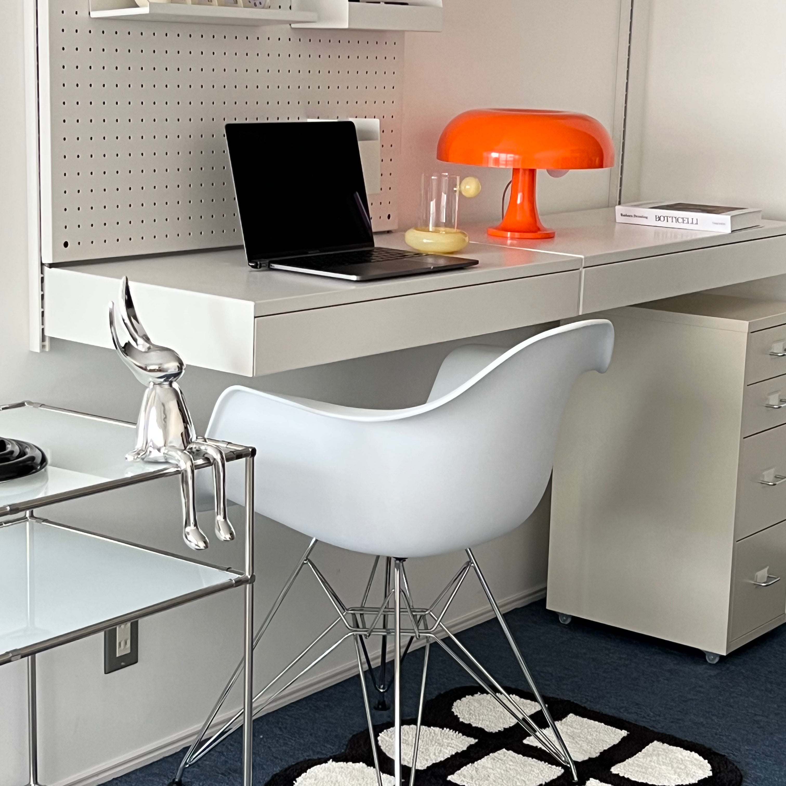 C49 eiffel leg hole chair
