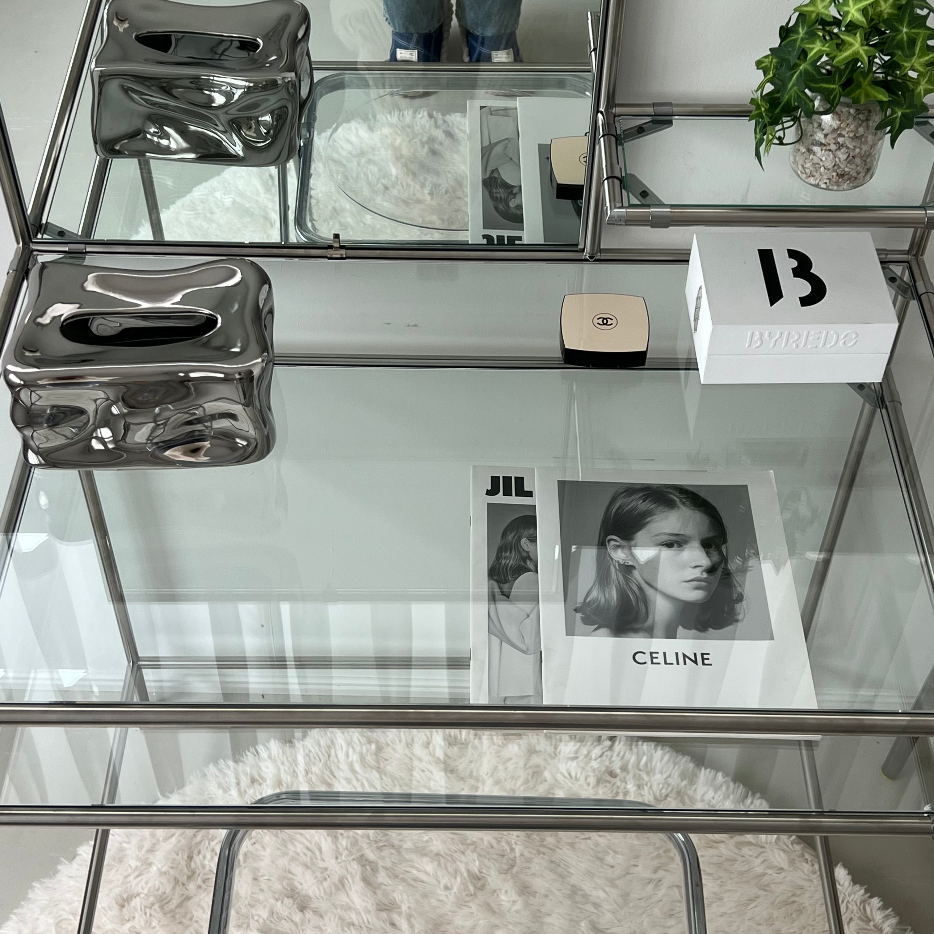 Tool mirror desk