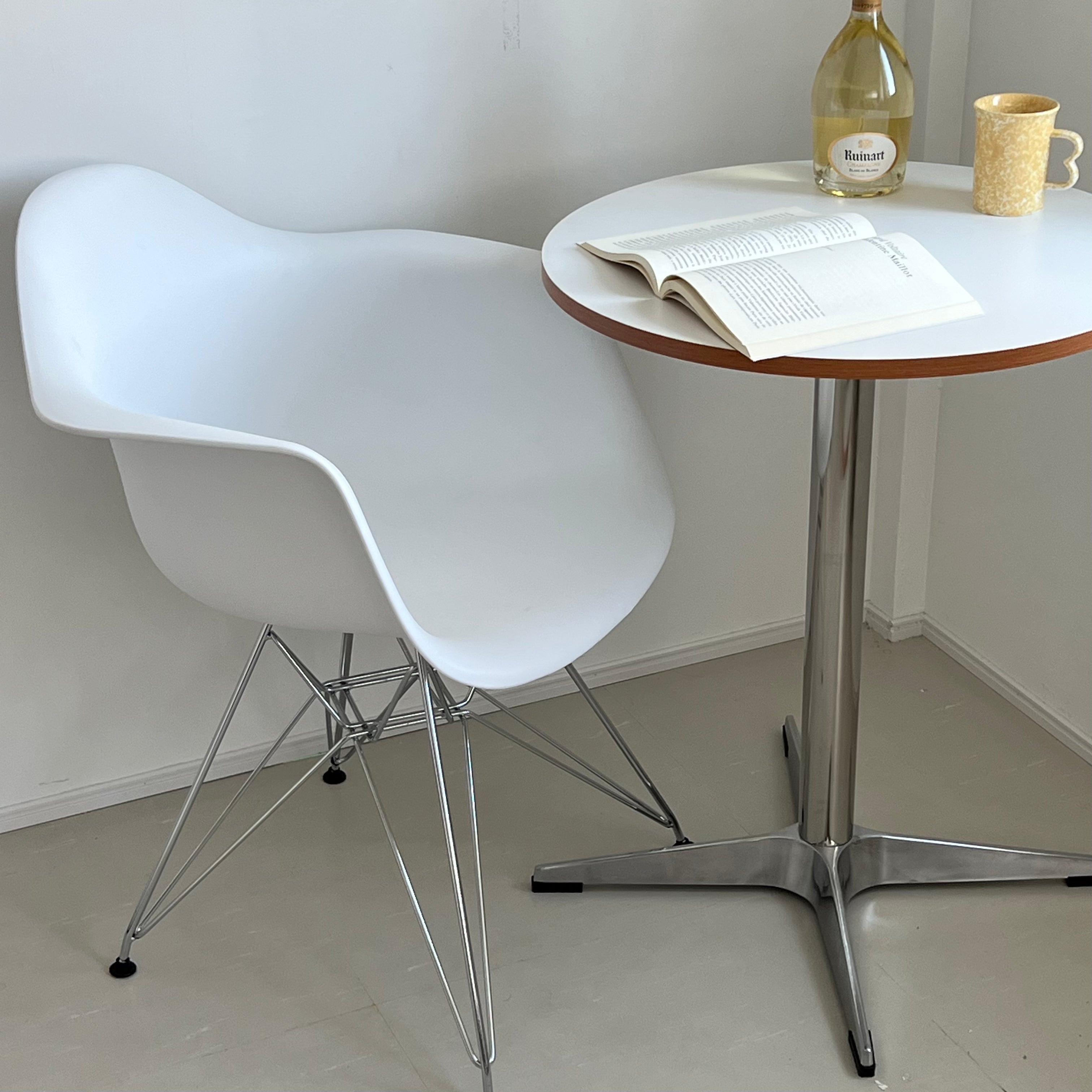 C49 eiffel leg hole chair