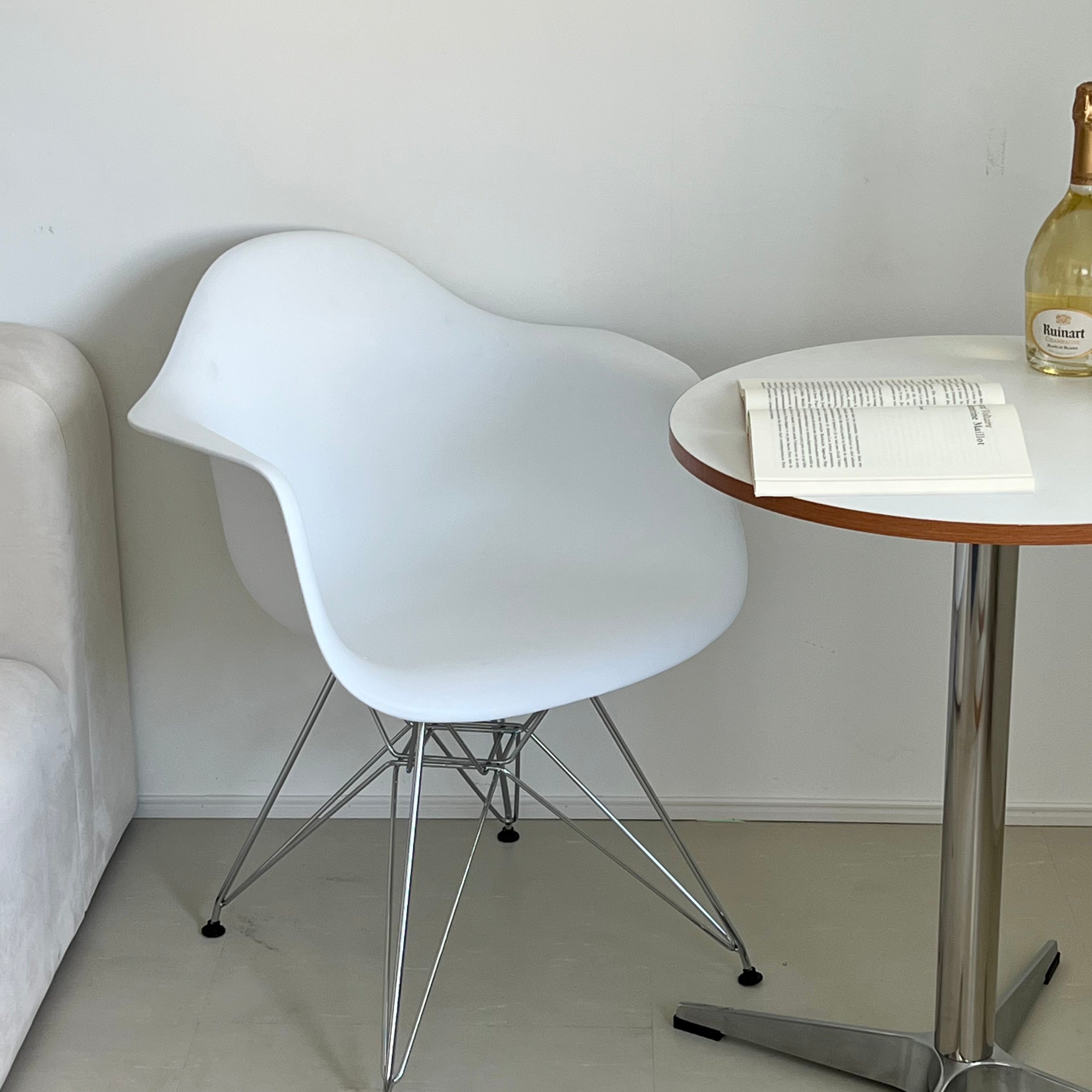 C49 eiffel leg hole chair