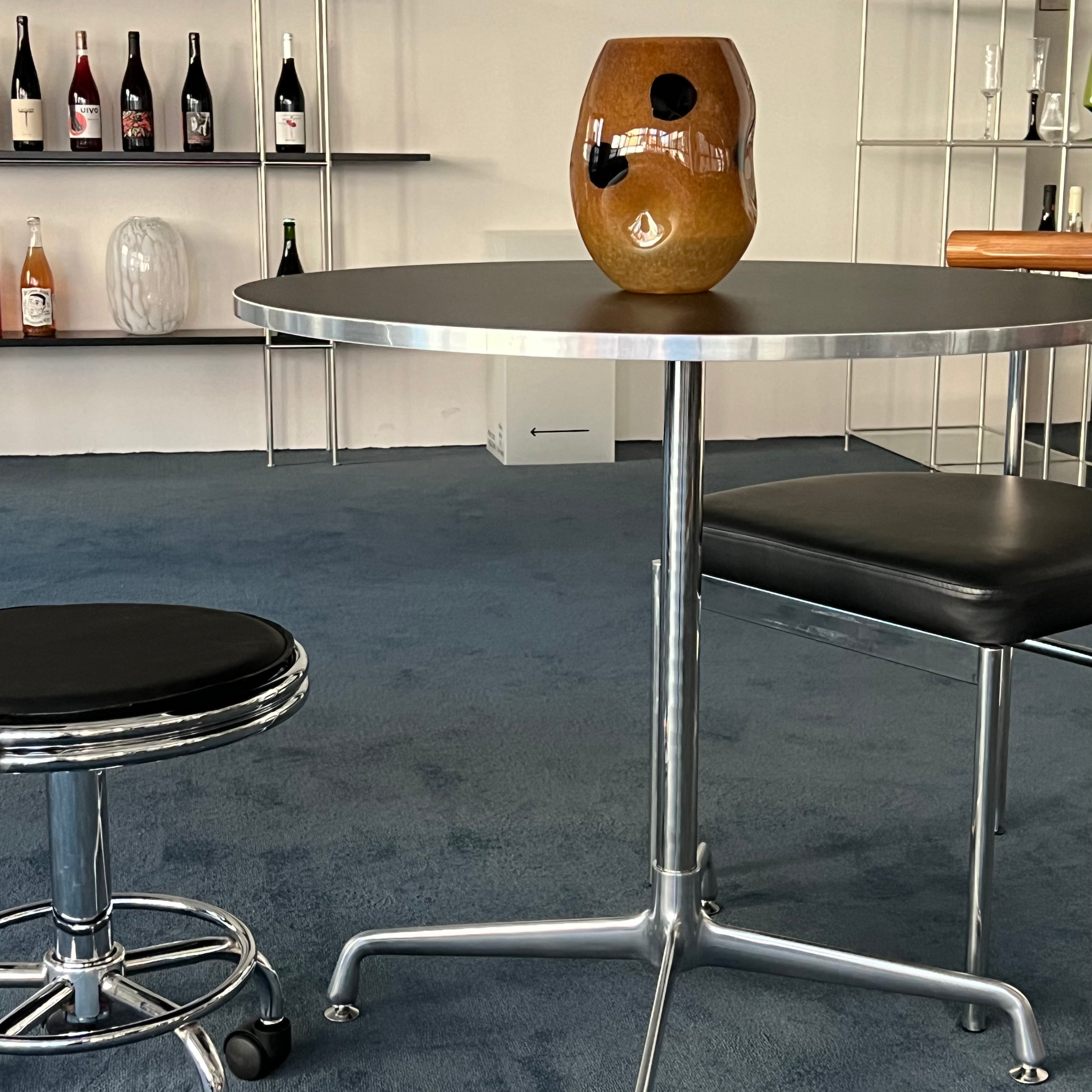 T31 Circle silverframe table