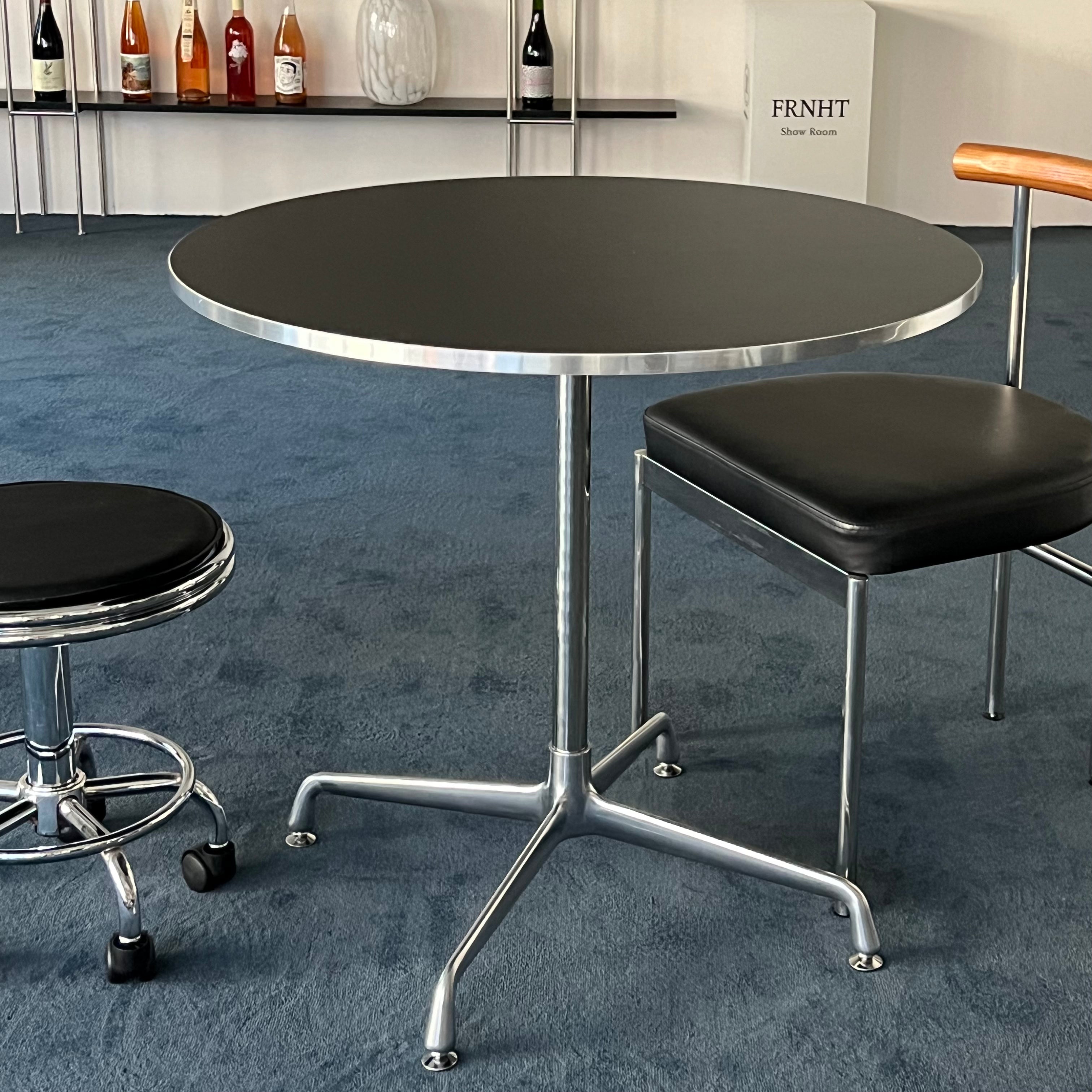 T31 Circle silverframe table