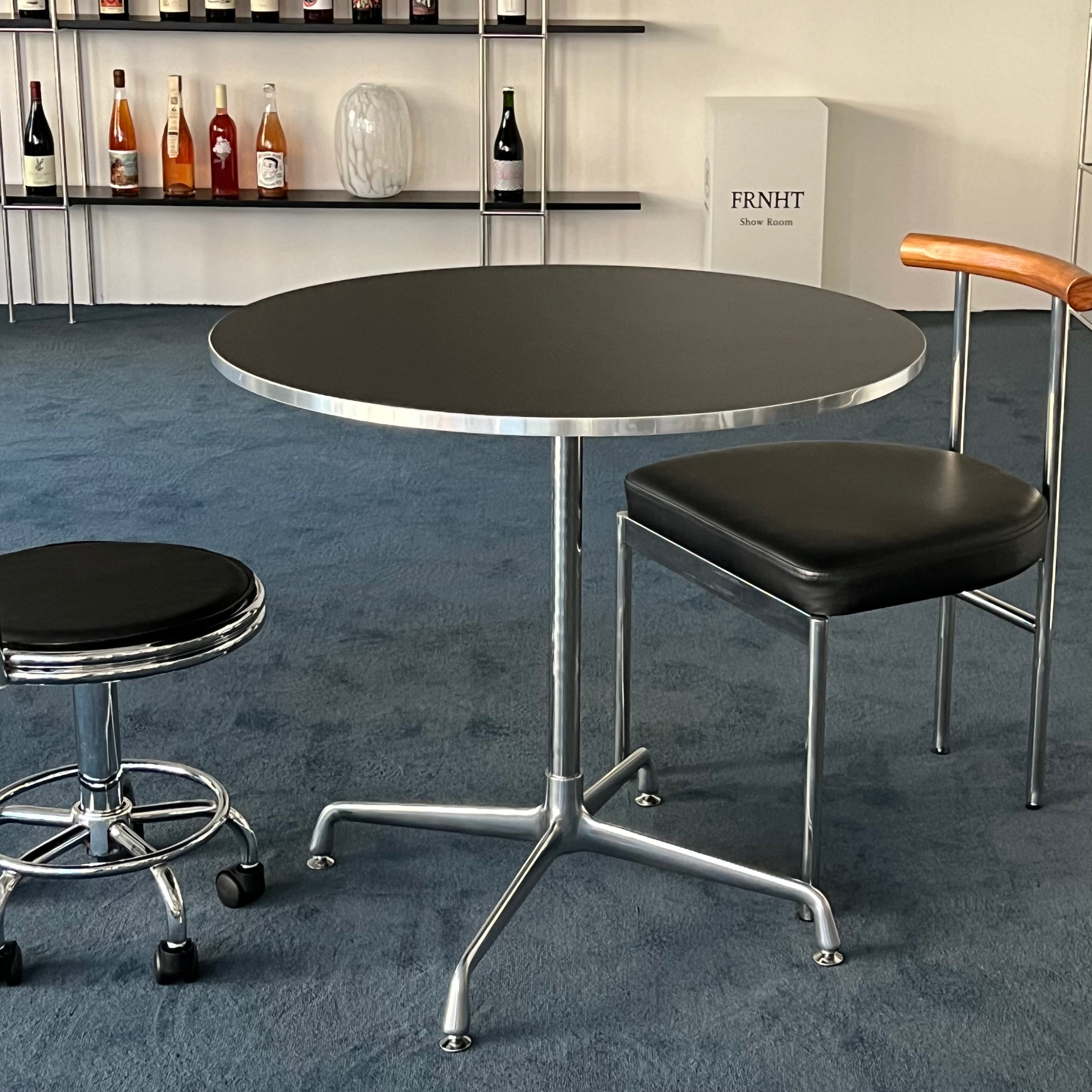 T31 Circle silverframe table