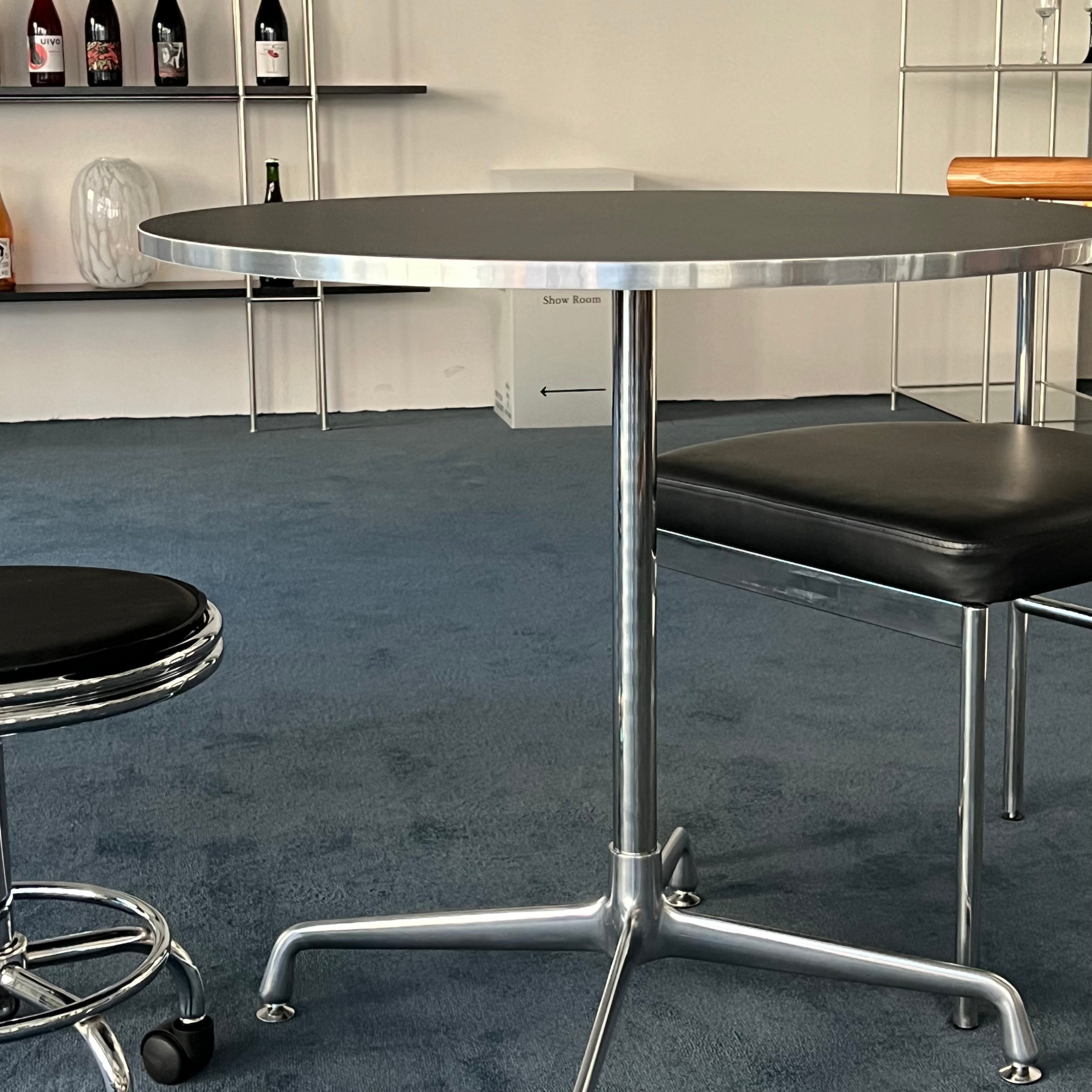 T31 Circle silverframe table