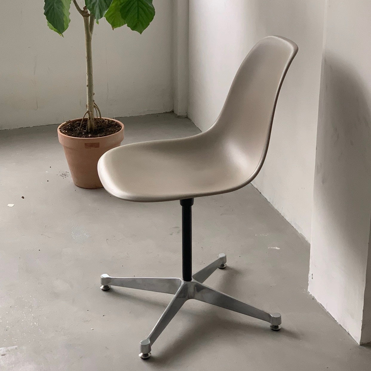 C54 Colorful laundry chair