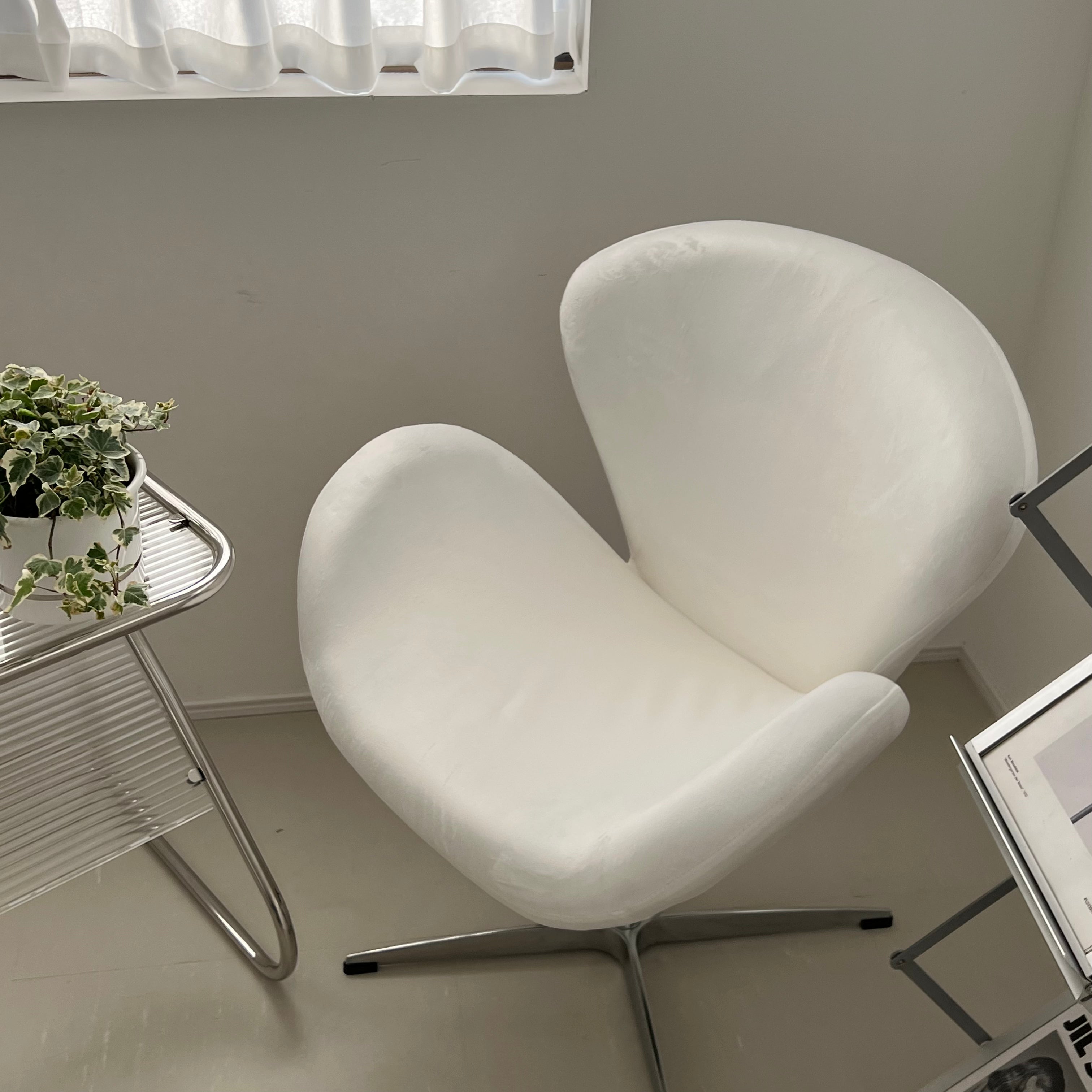 C47 White round chair