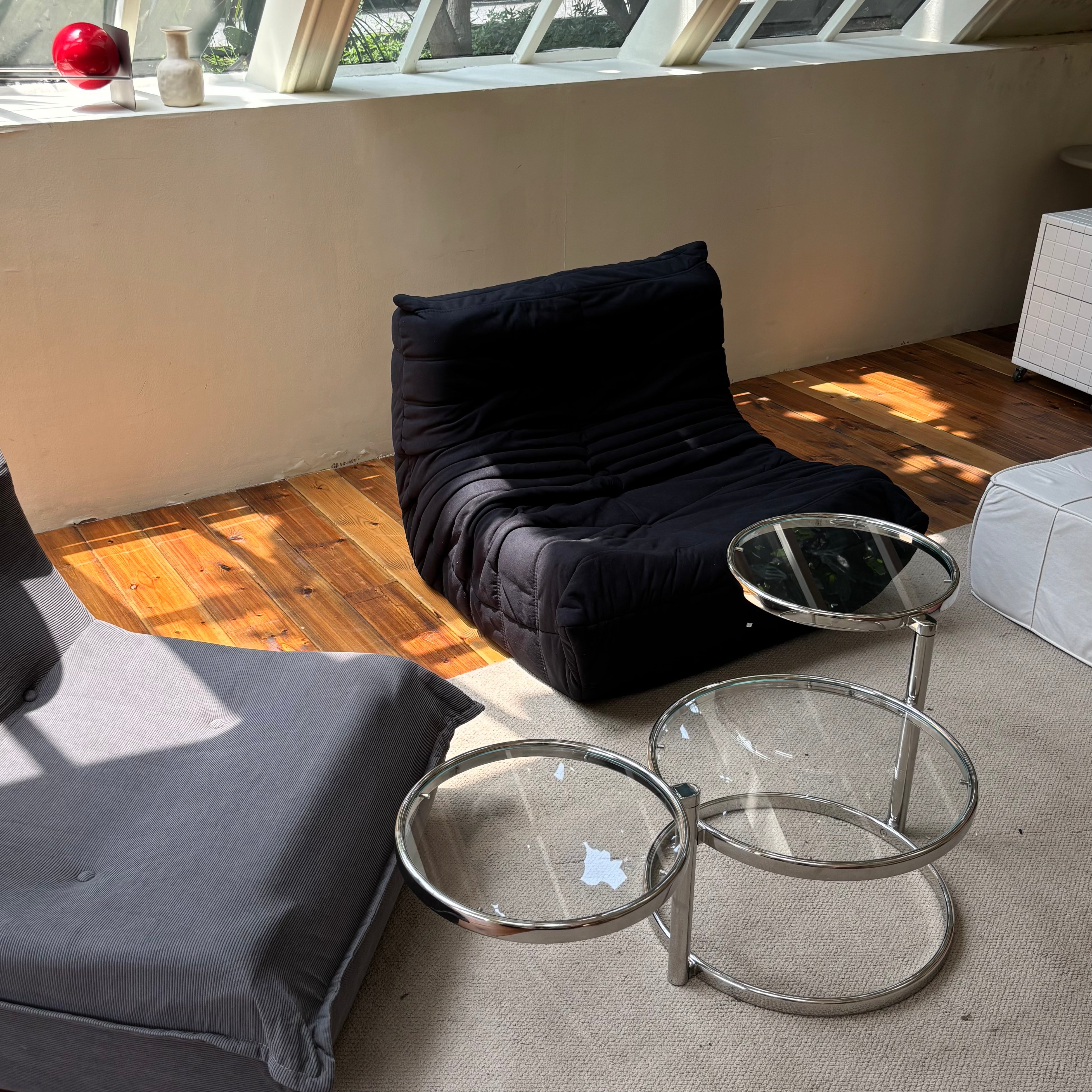 Move glass low table