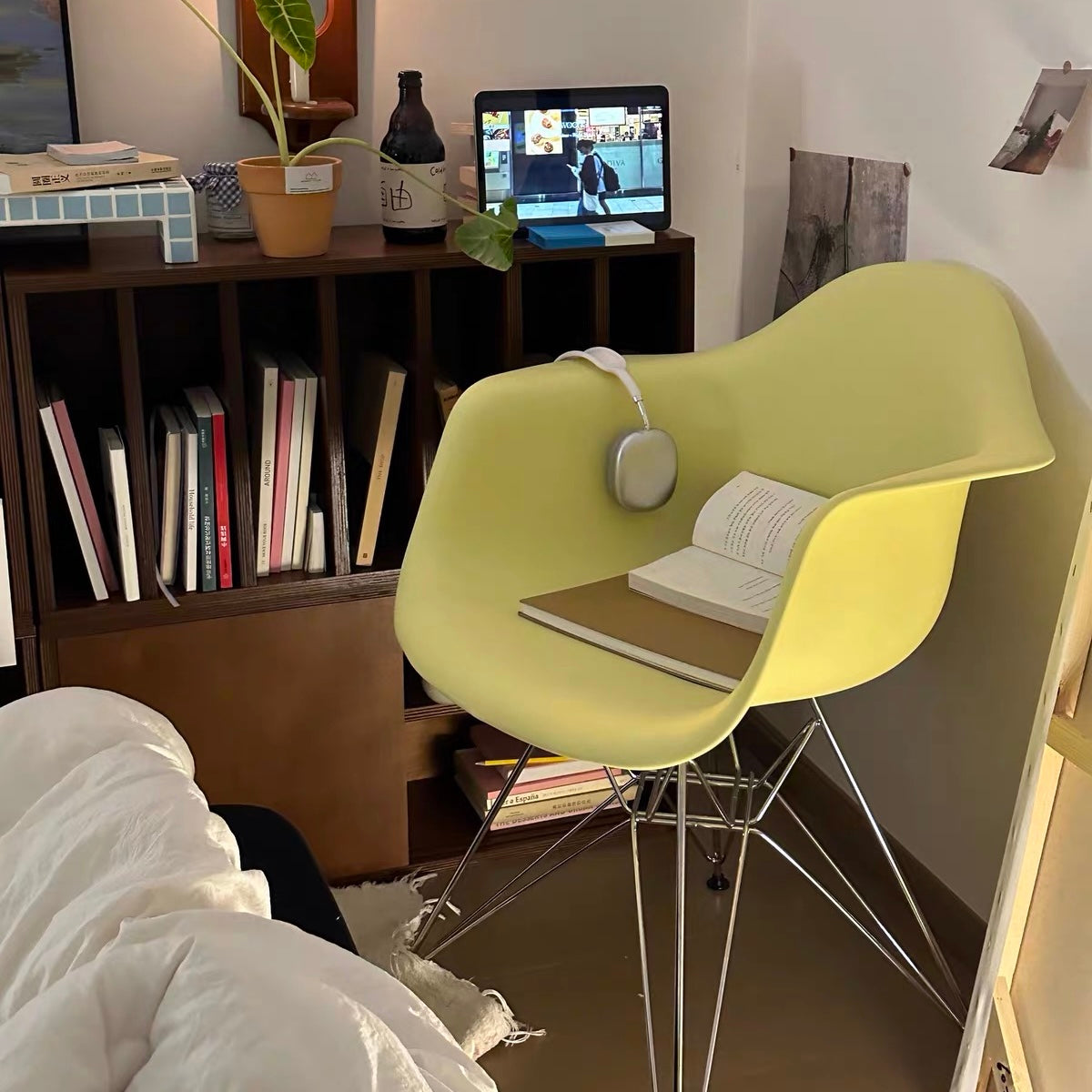 C49 eiffel leg hole chair