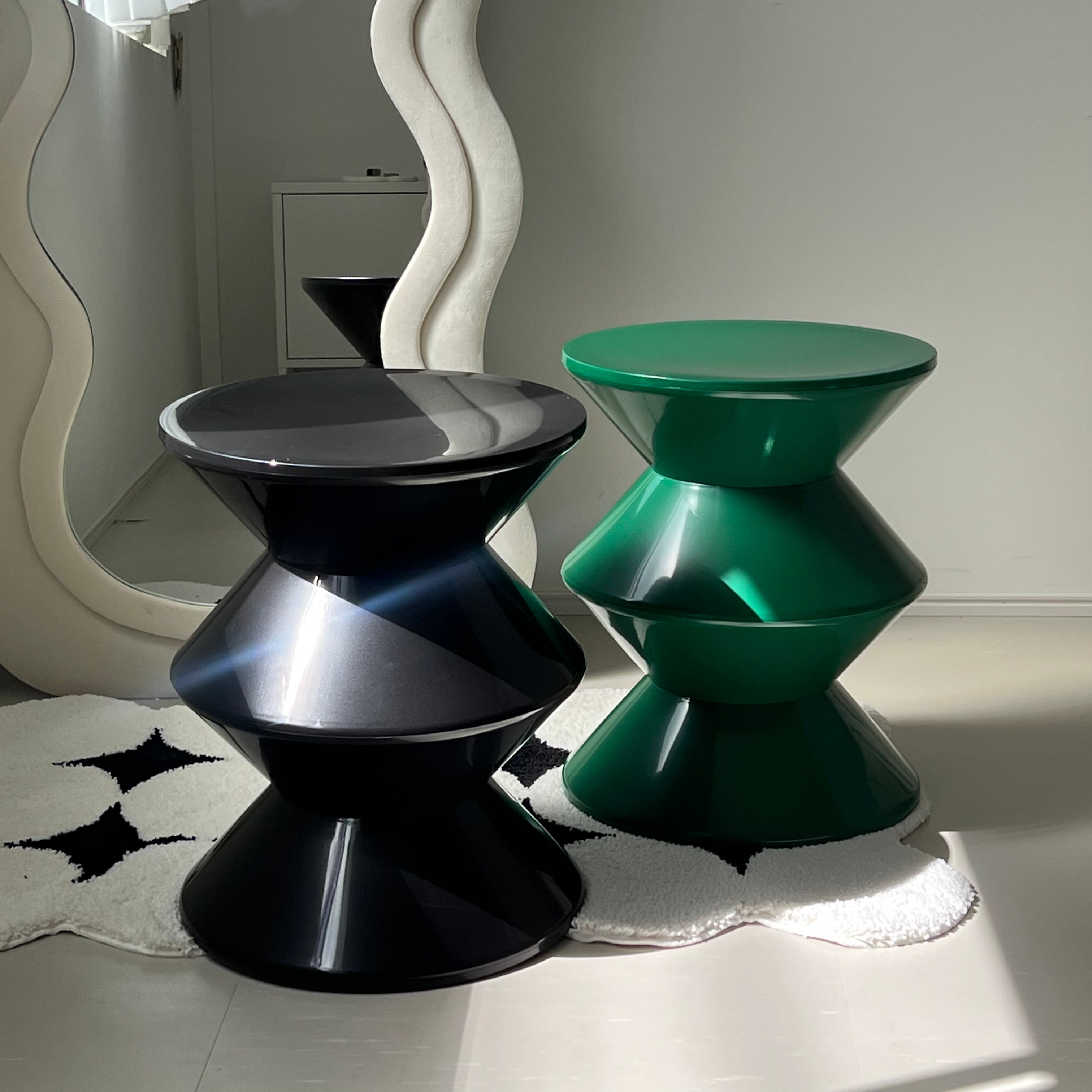 黒色と緑色のスツール