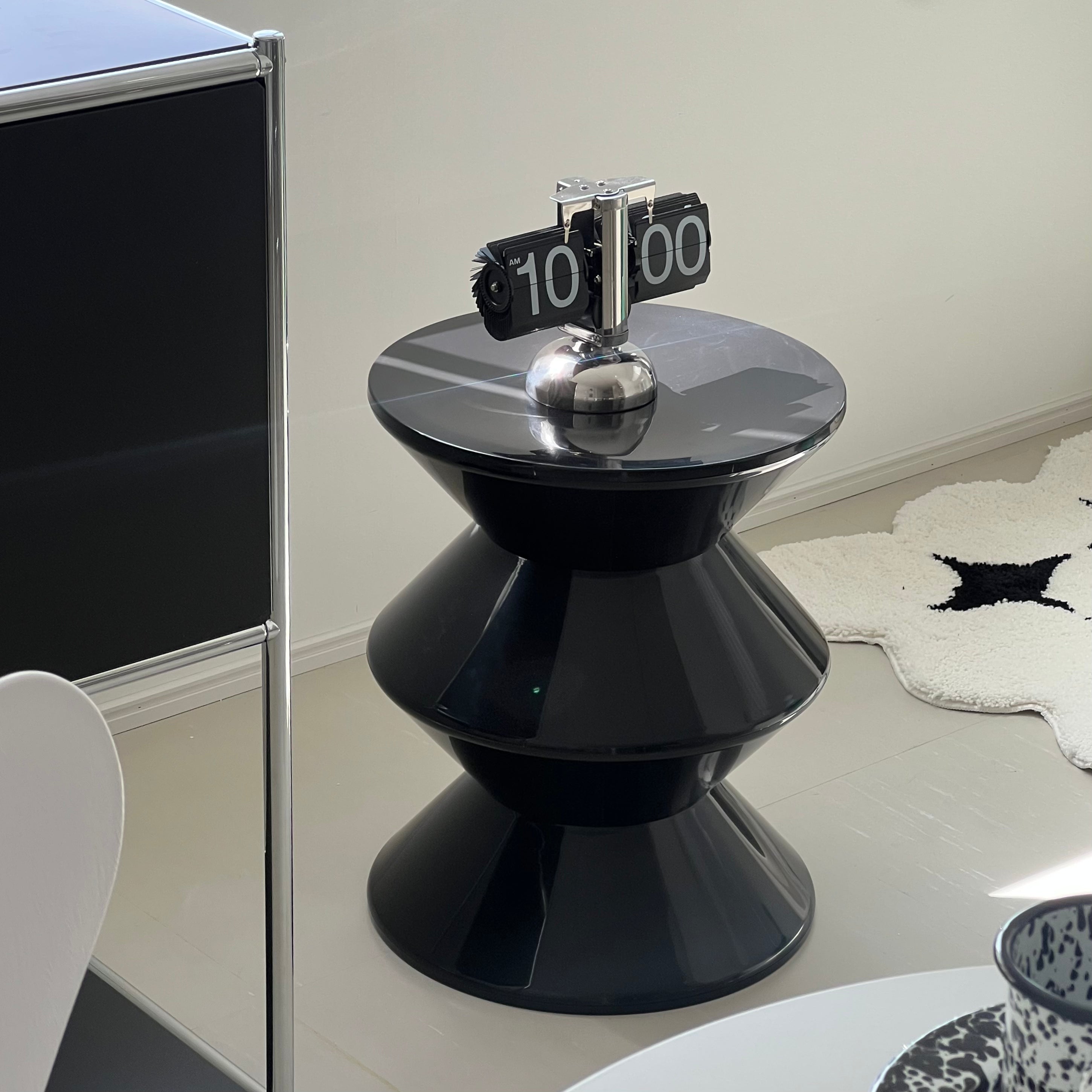 黒色のスツールに時計を置いている