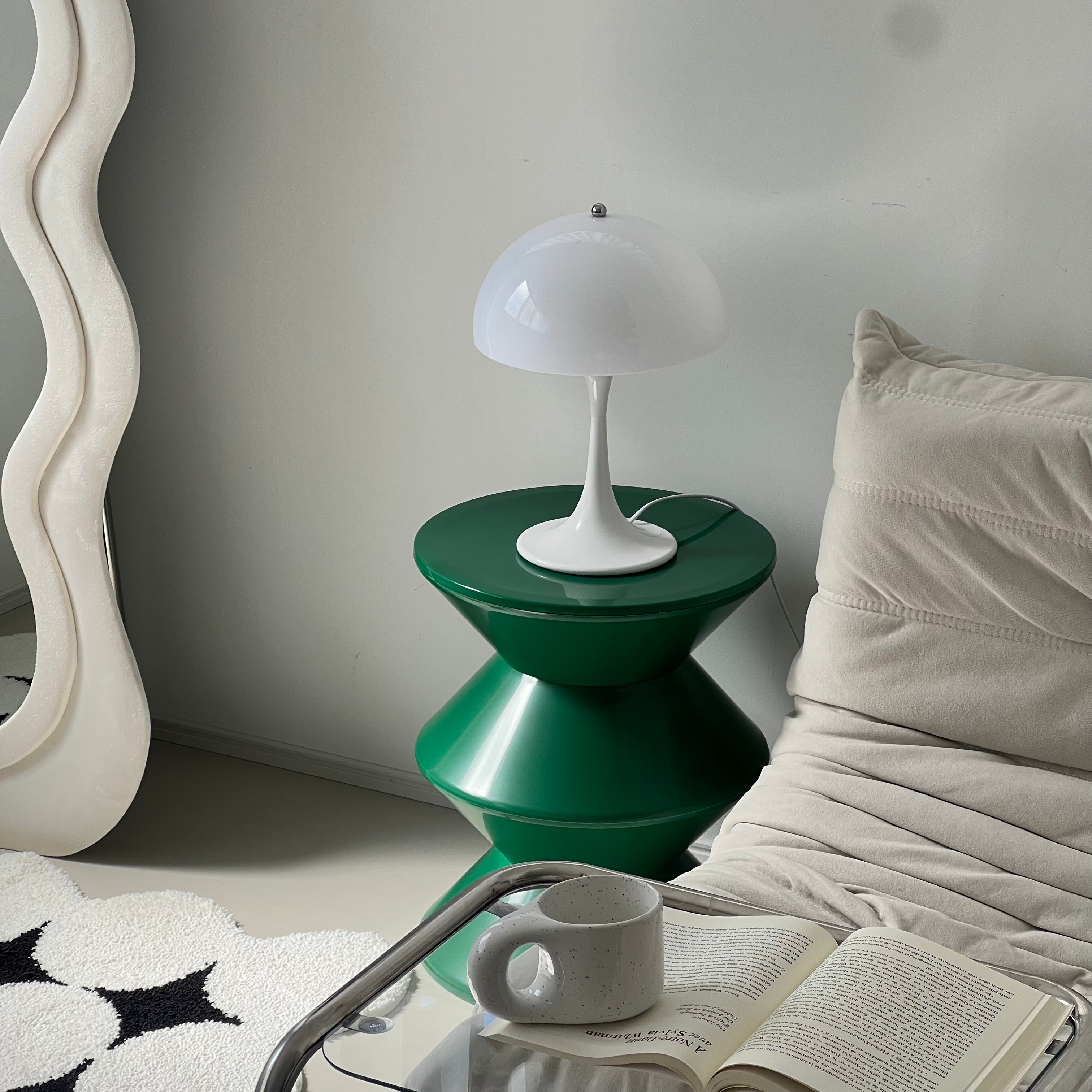 スツールにライトを置いている