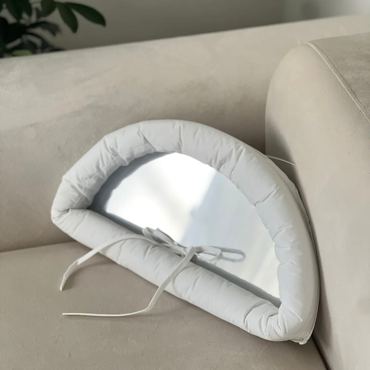 Snow cushion mirror