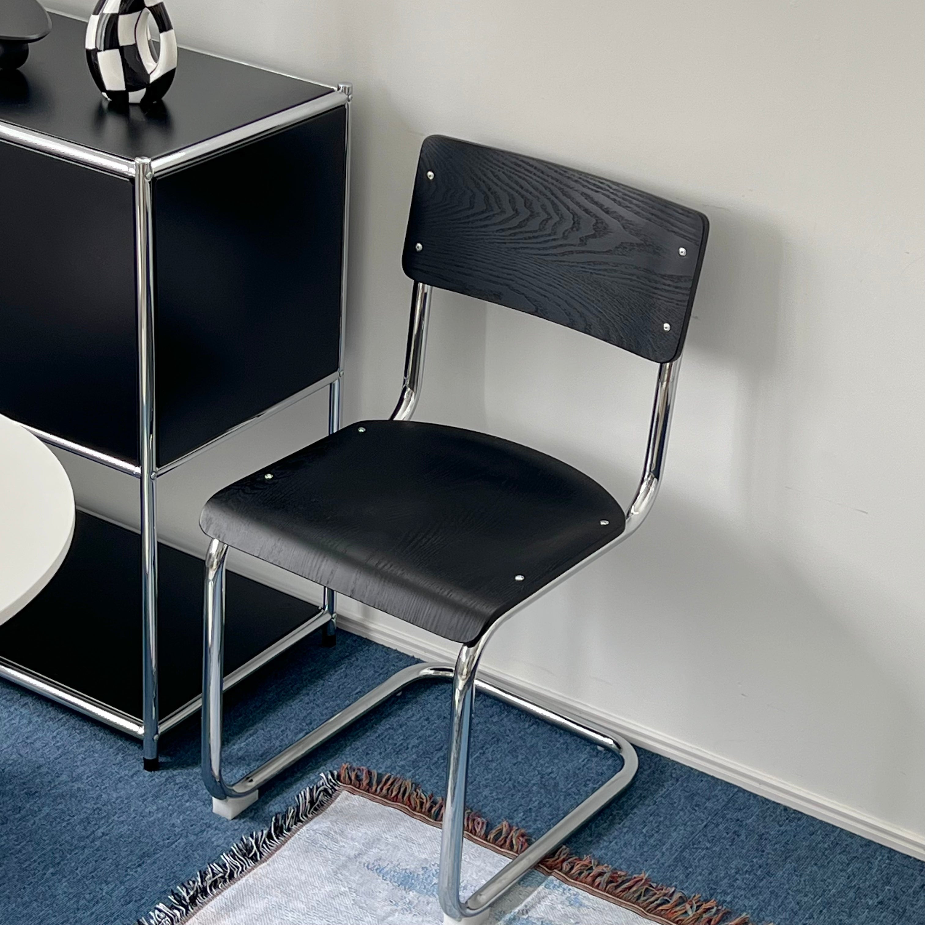 黒色のウッド調の椅子