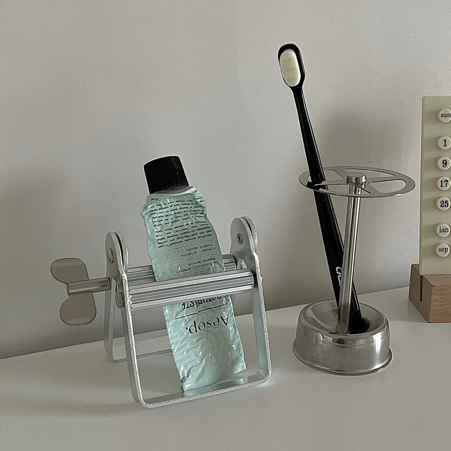 Silver screw stand