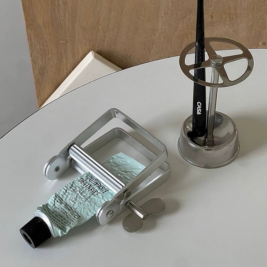 Silver screw stand