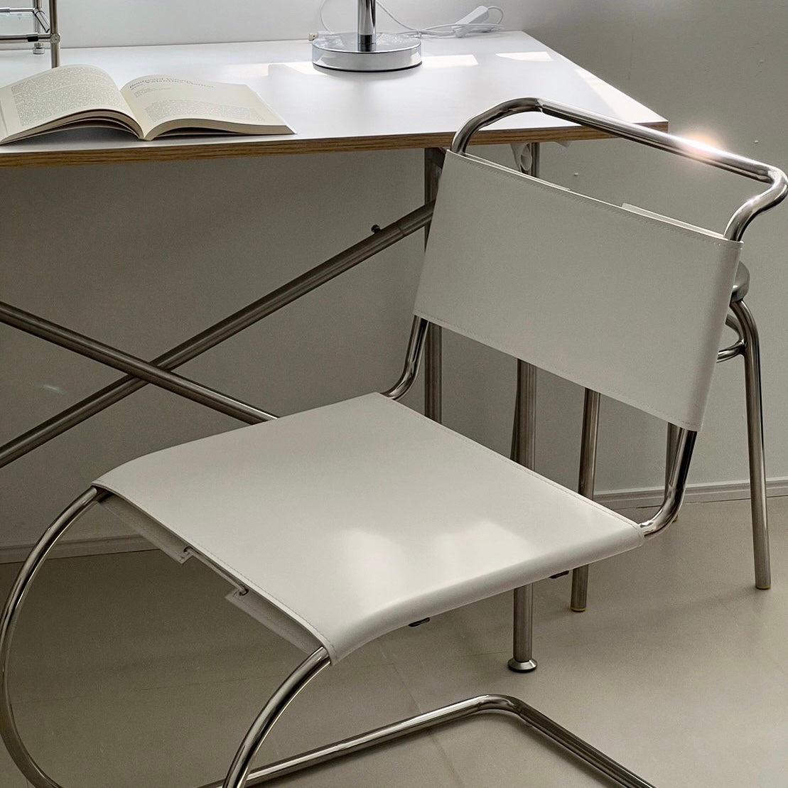 白色の韓国デザインのダイニングチェア