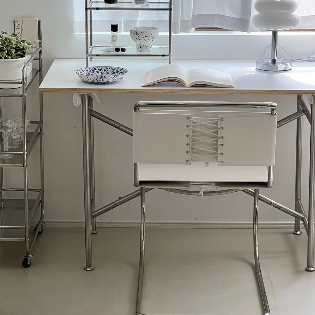 白色のレザーを使用したダイニングチェア