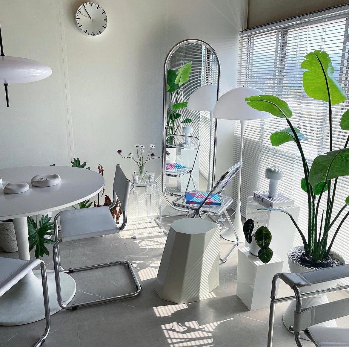 C17 サークルクリアチェア