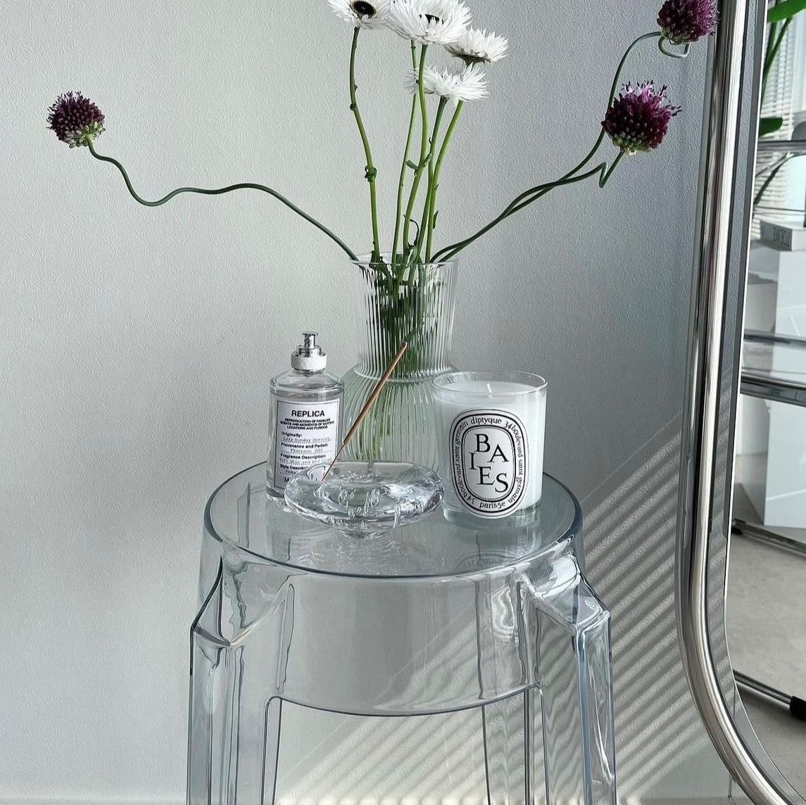 観葉植物を置く透明なスツール