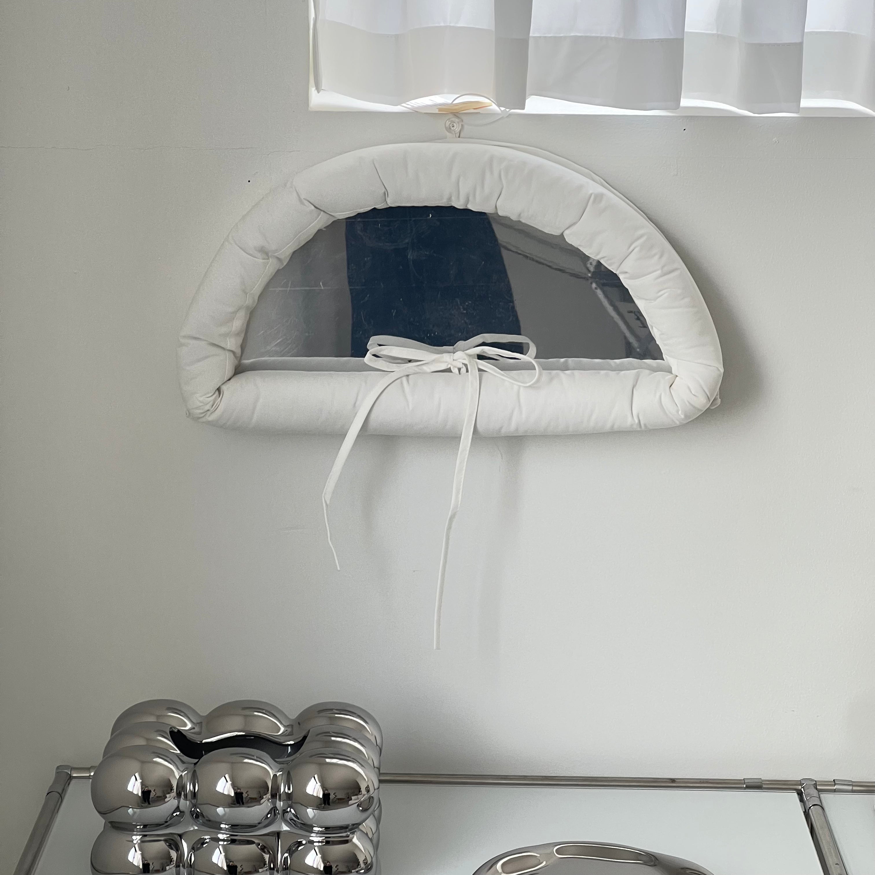 Snow cushion mirror