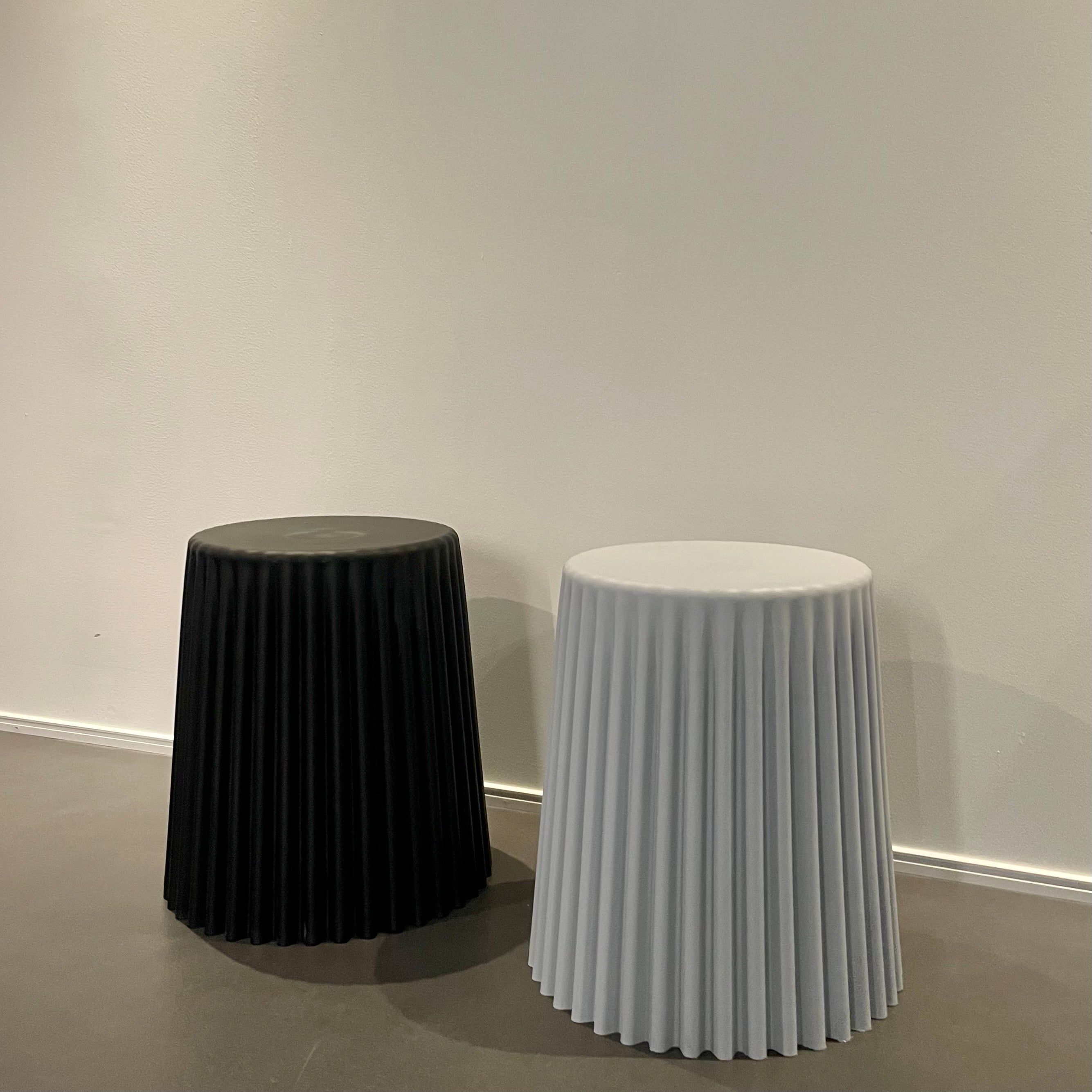 黒色と白色のスツール