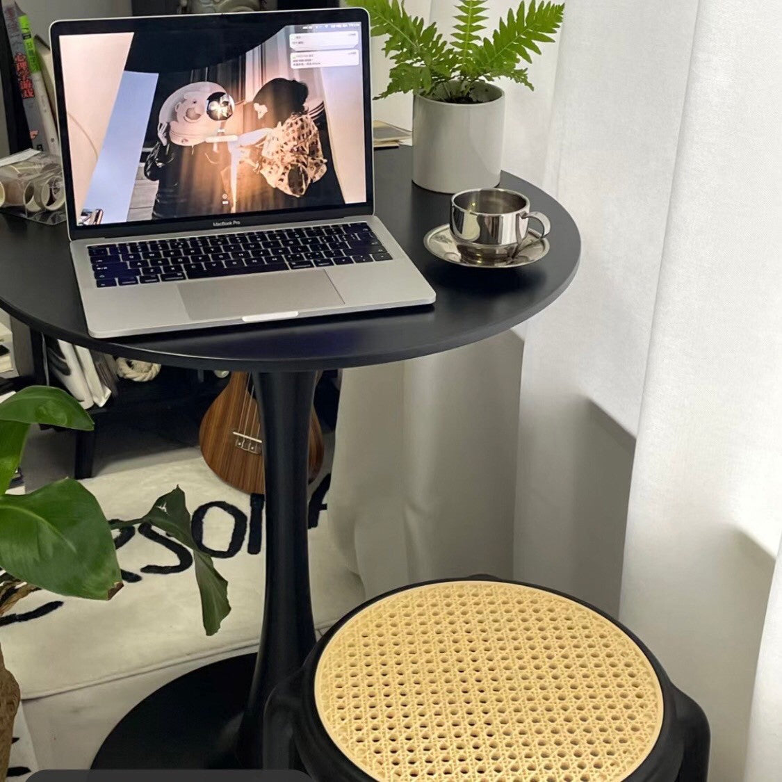 T4 モダンサークルカフェテーブル