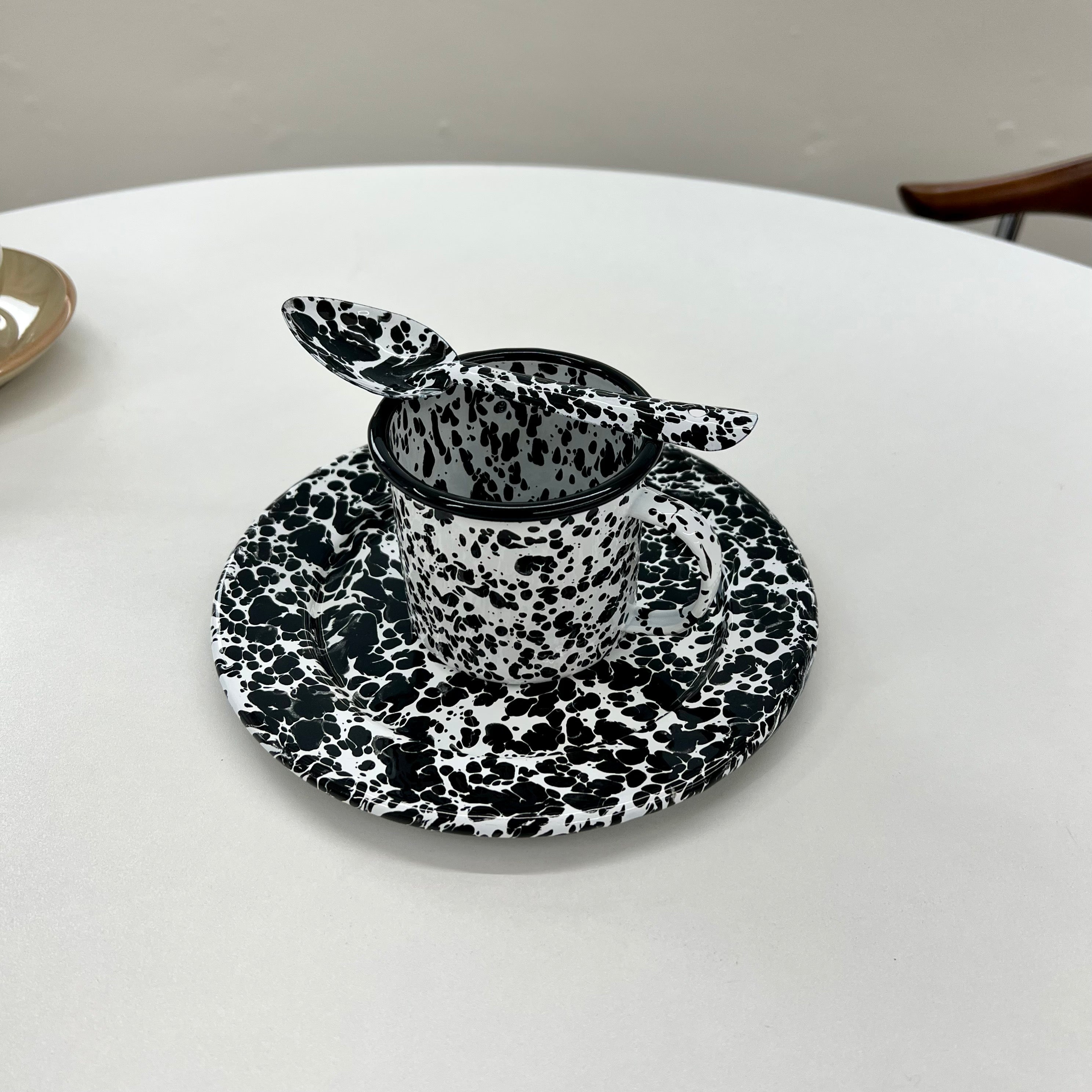 Paint tableware