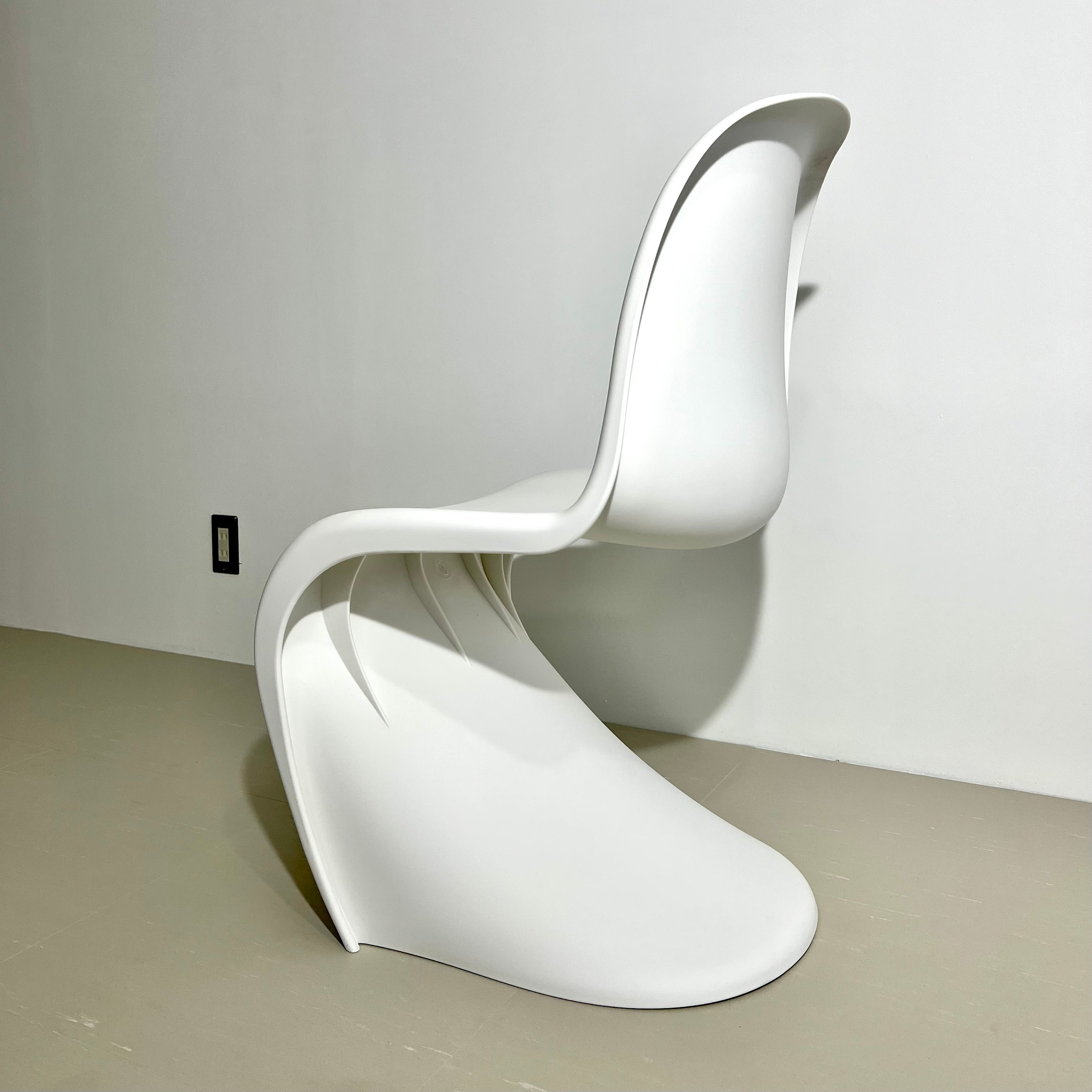 C27 Colorful Elegant Chair