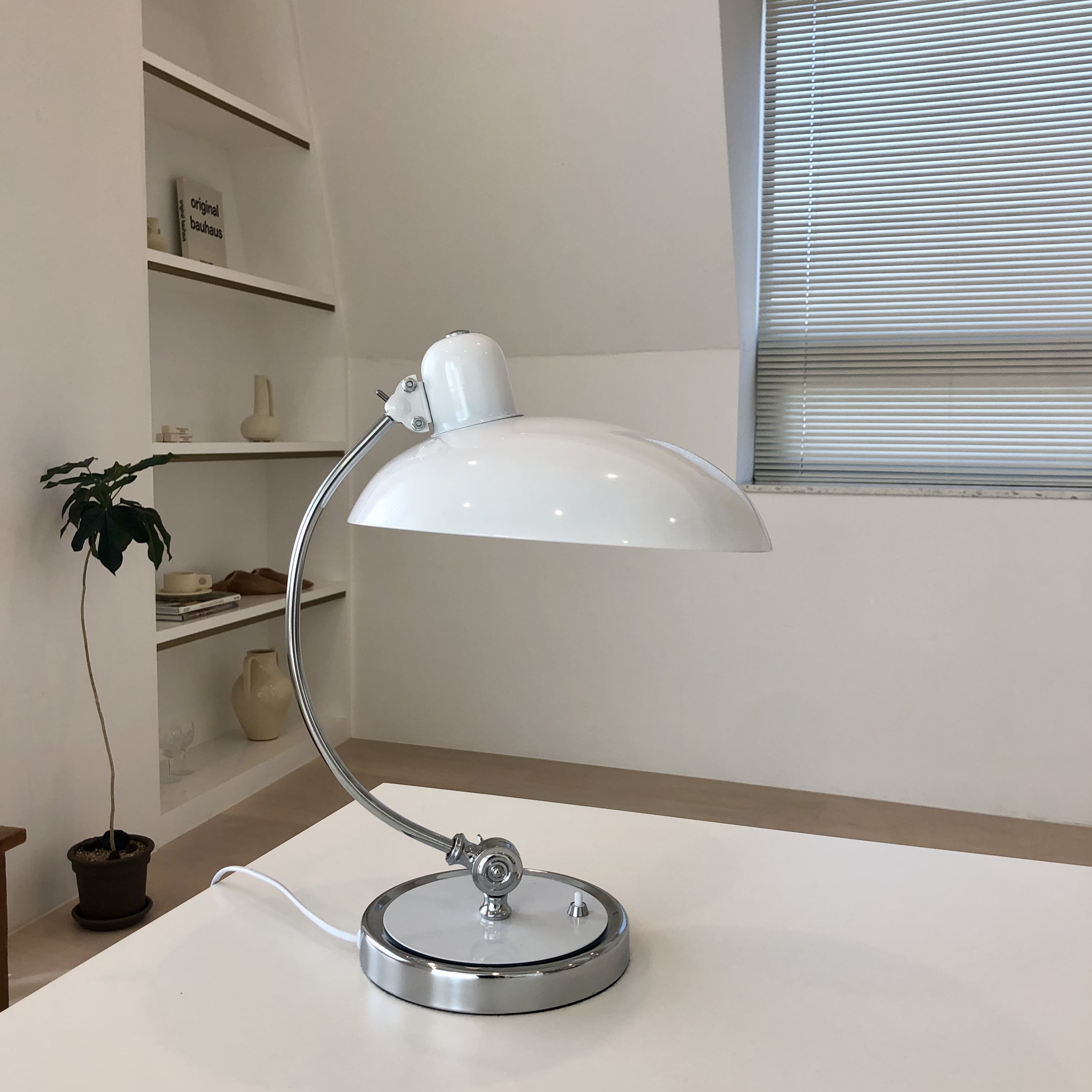 Modern desk lamp