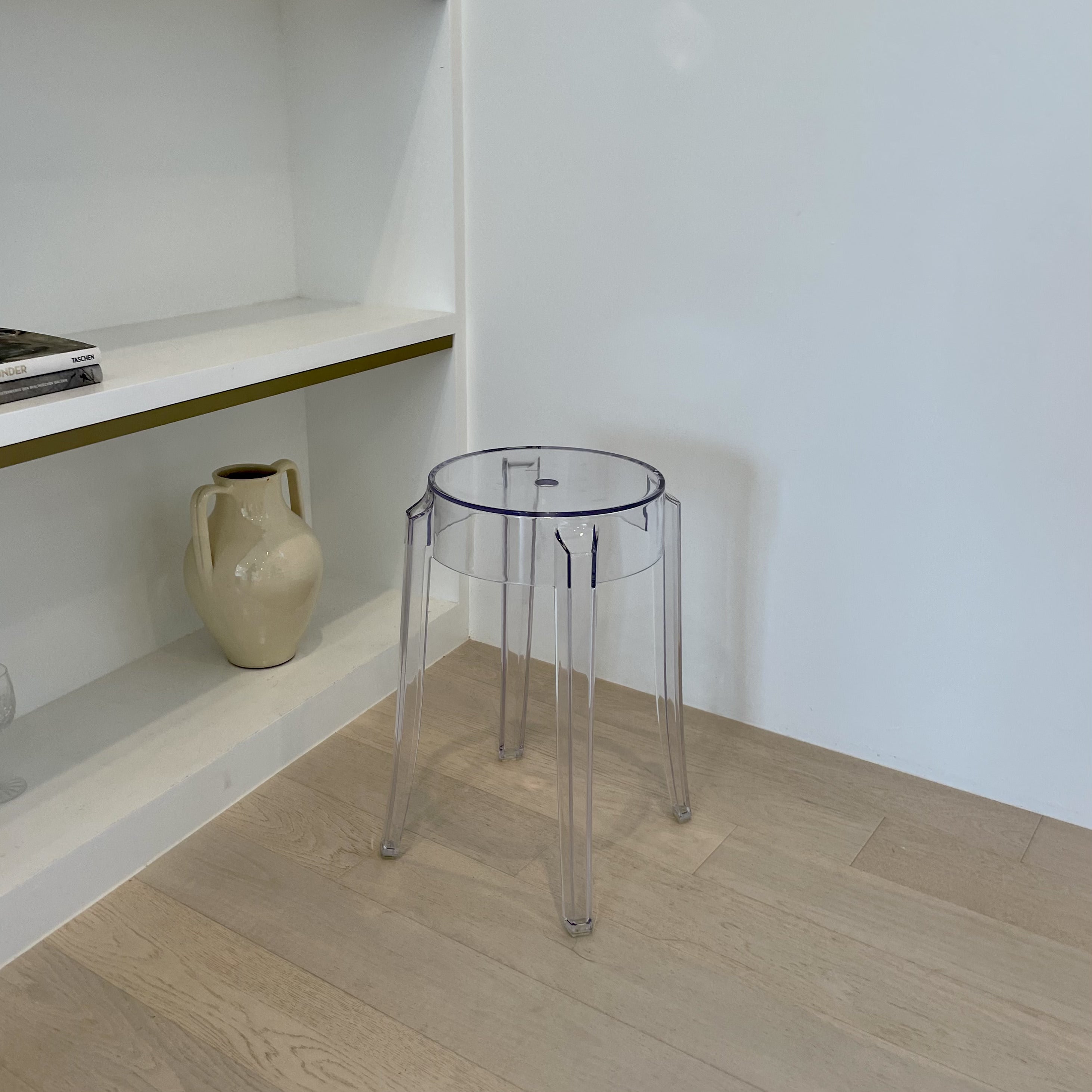 C17 サークルクリアチェア