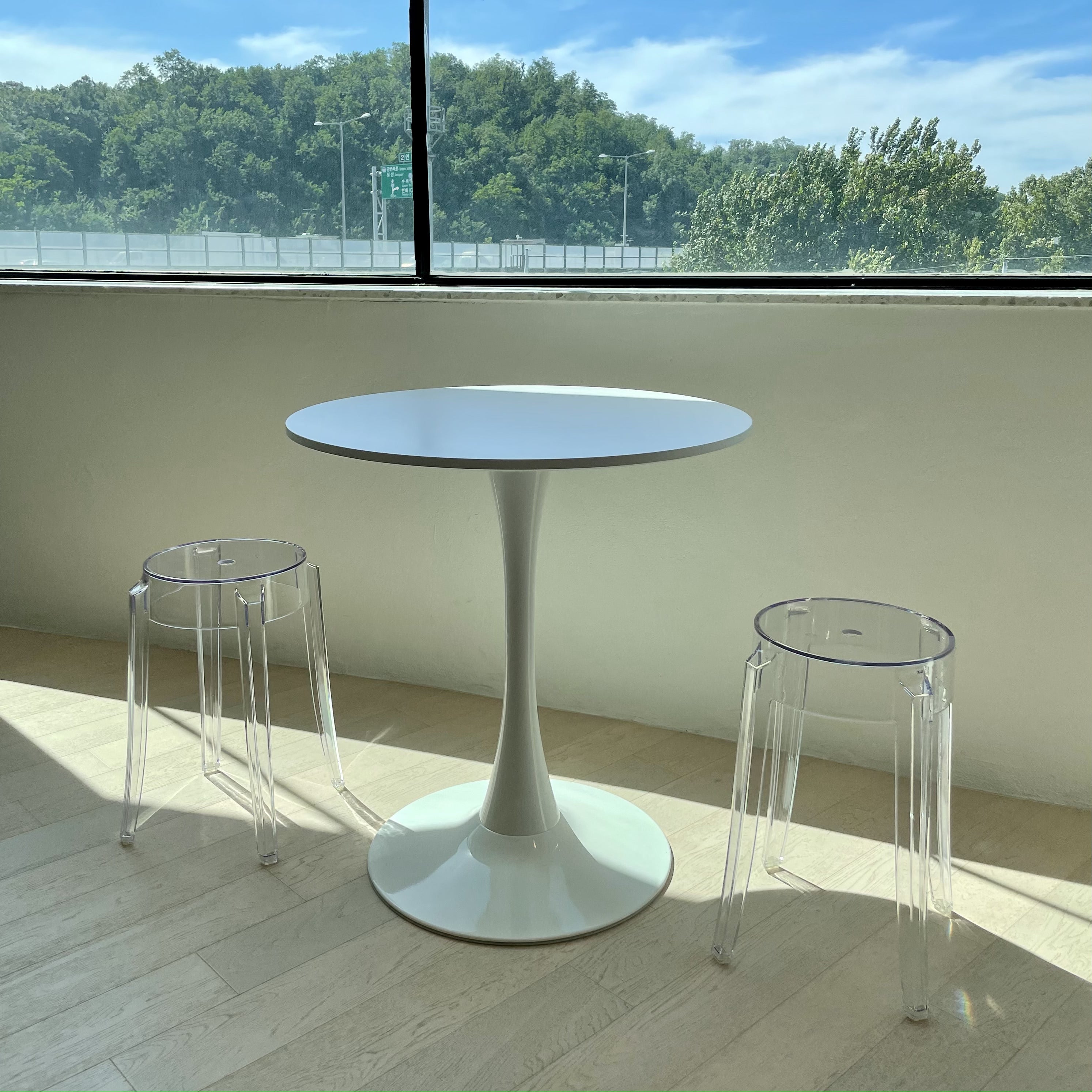 カフェテーブルの透明なチェア