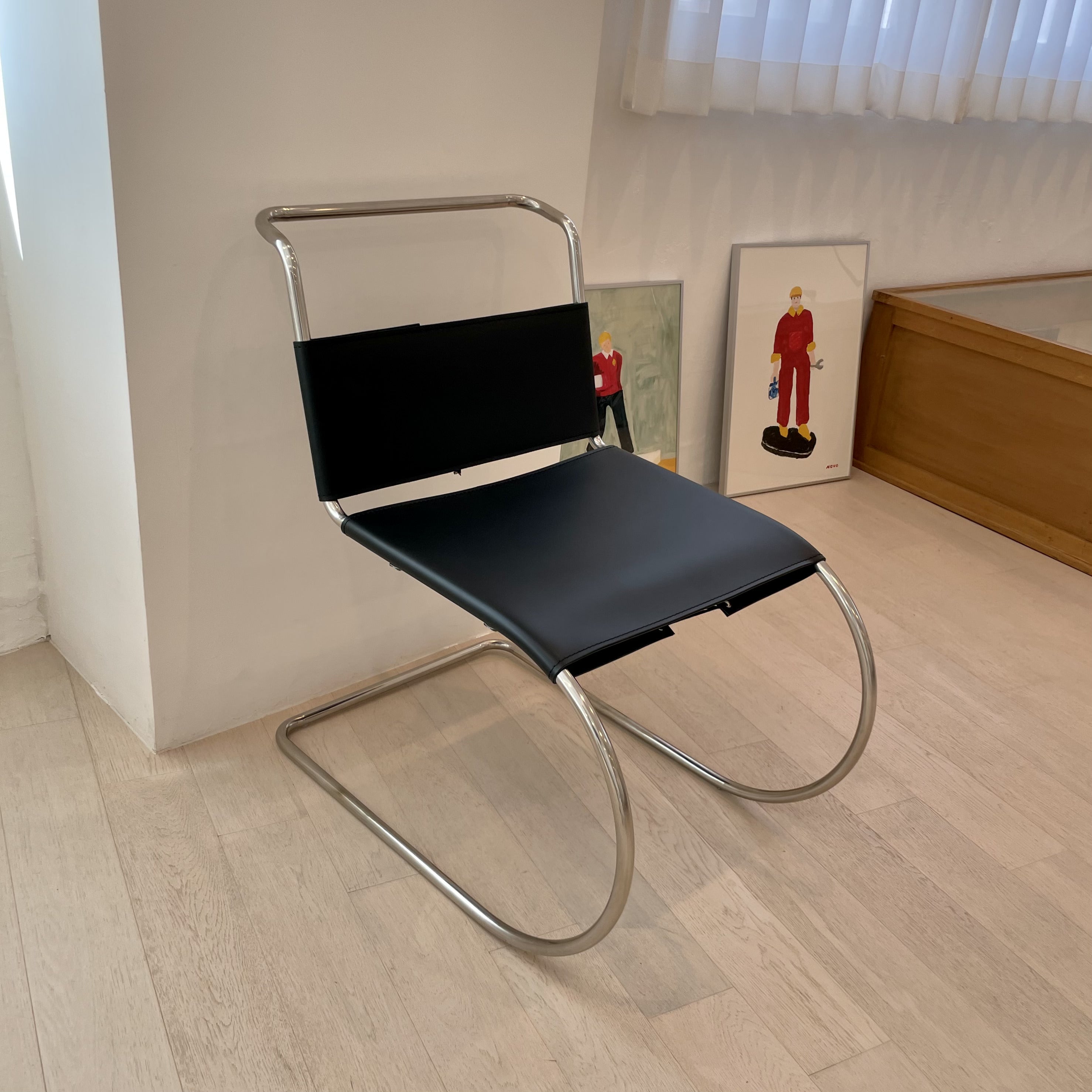 黒色のレザーを使用したダイニングチェア