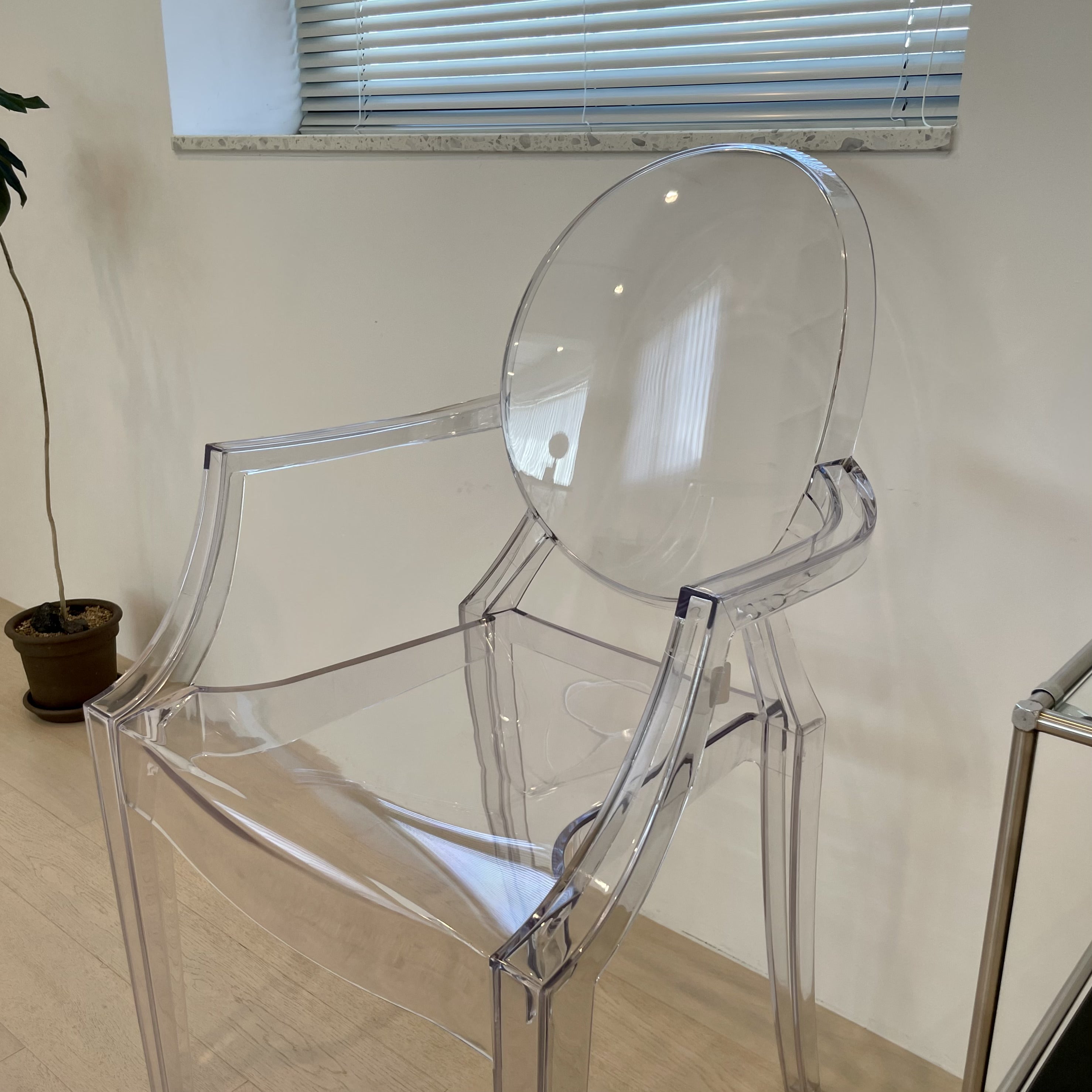 C18 クリアダイニングチェア