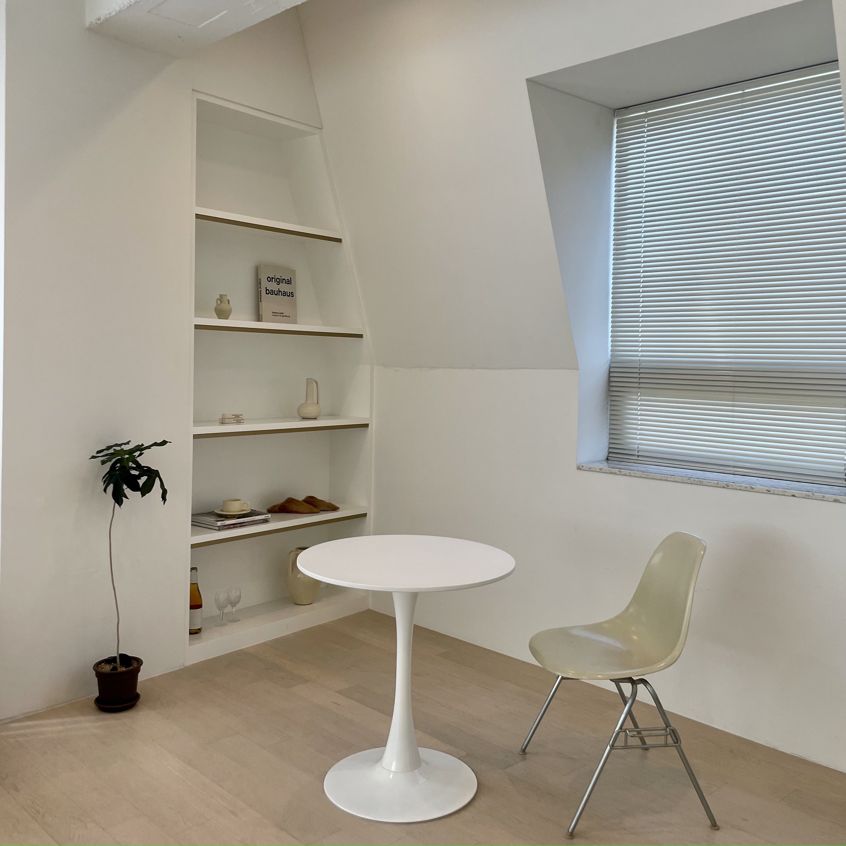 T4 モダンサークルカフェテーブル