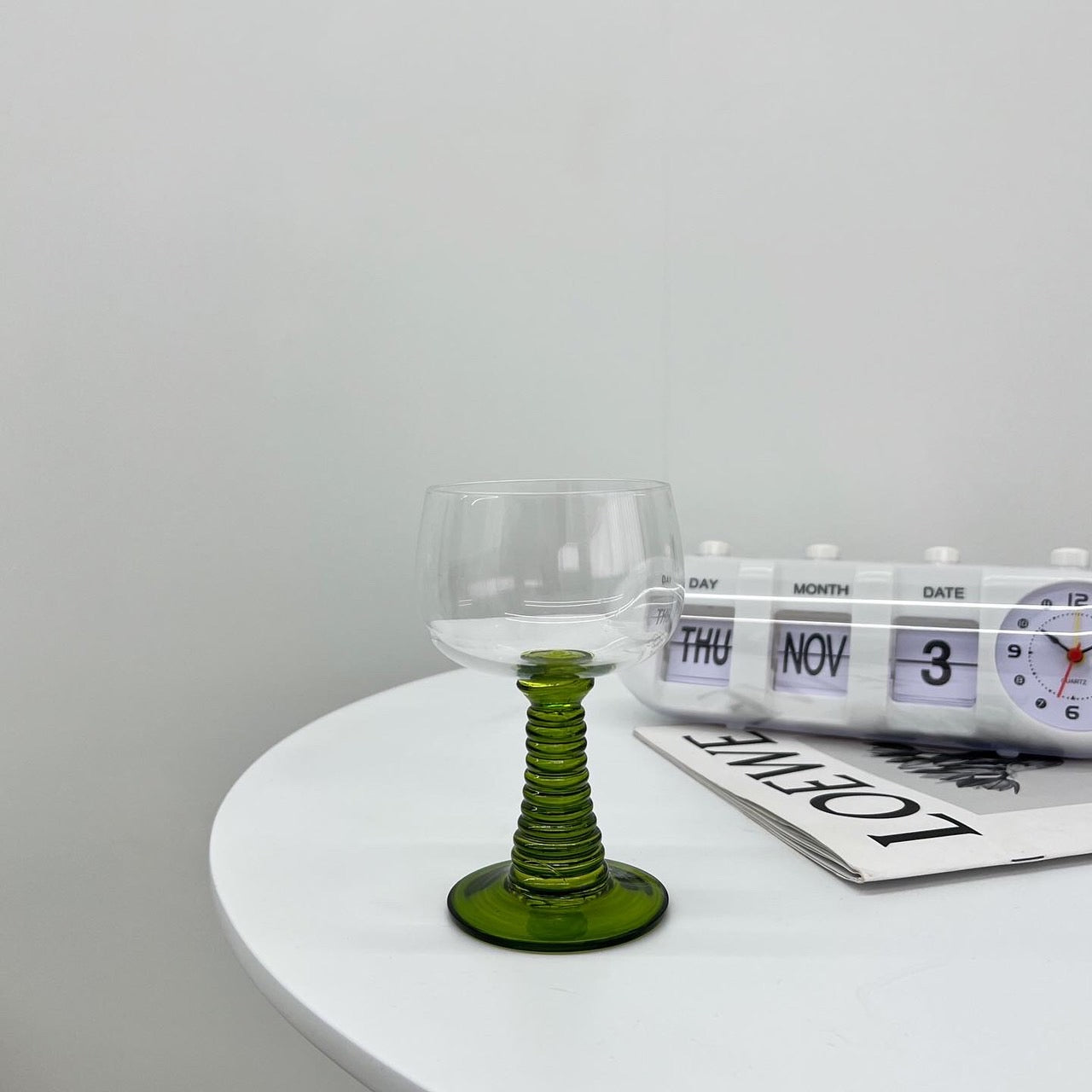 Twist stand glass