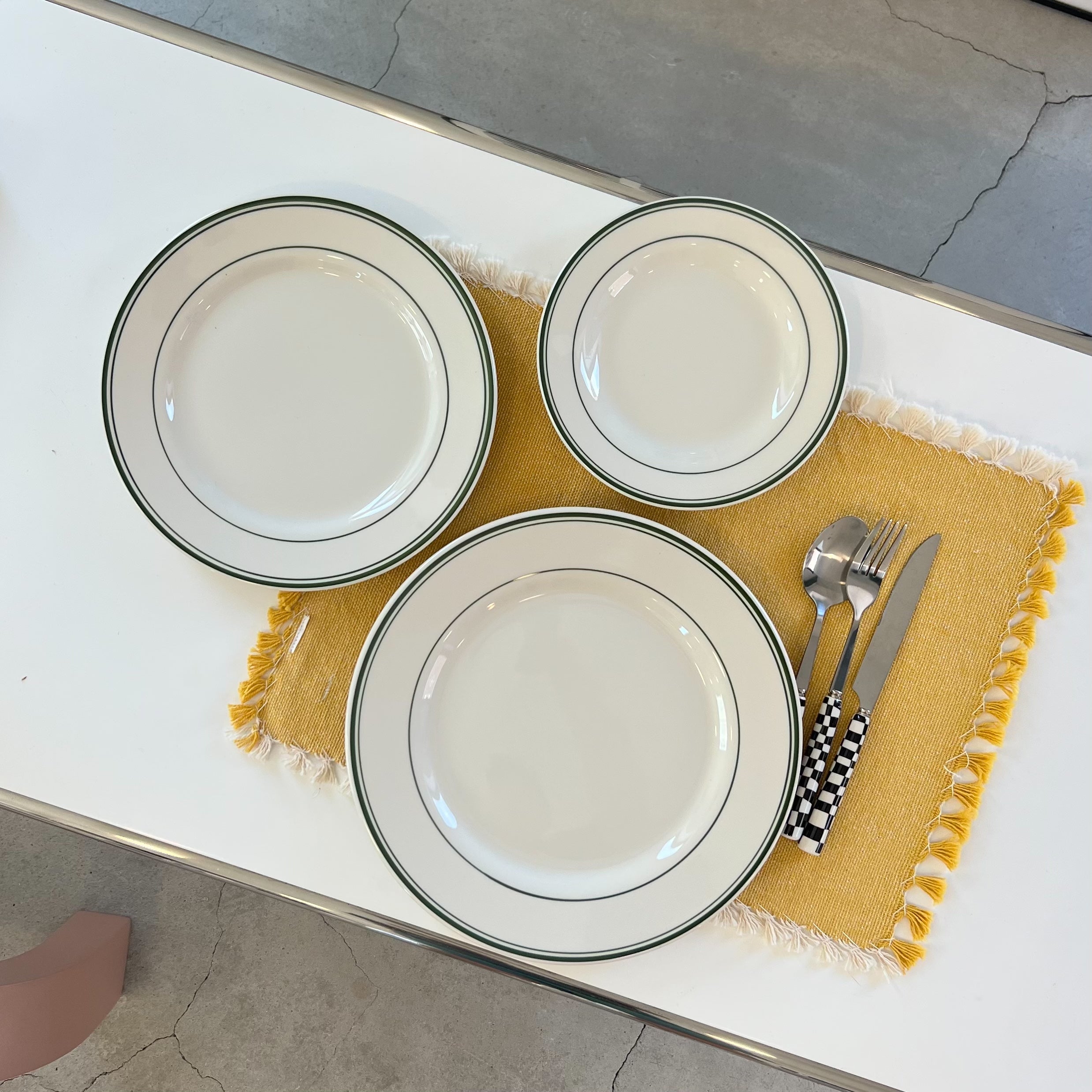Simple oval plate